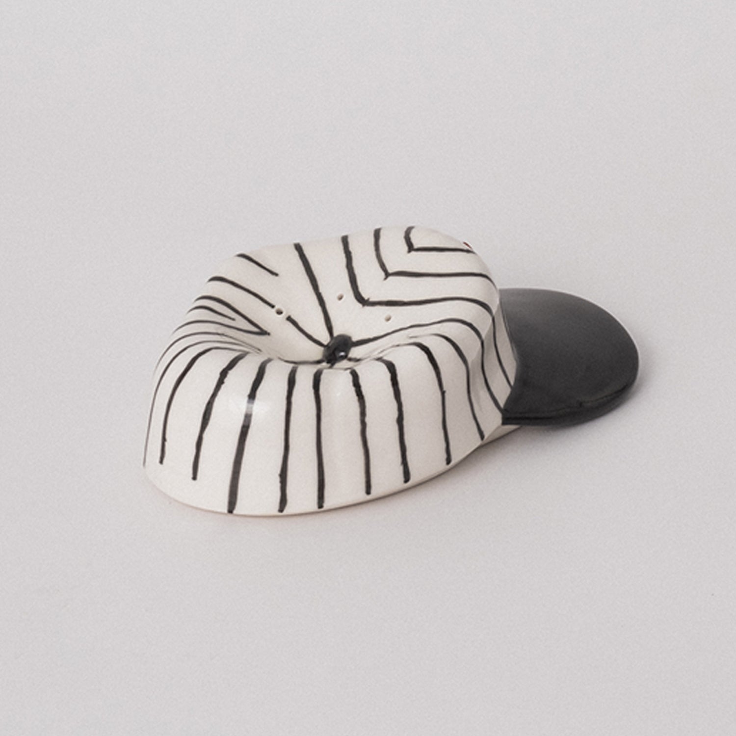 [MAILLOT X MANFROMEAST] NY CAP CERAMIC TRAY INCENSE HOLDER