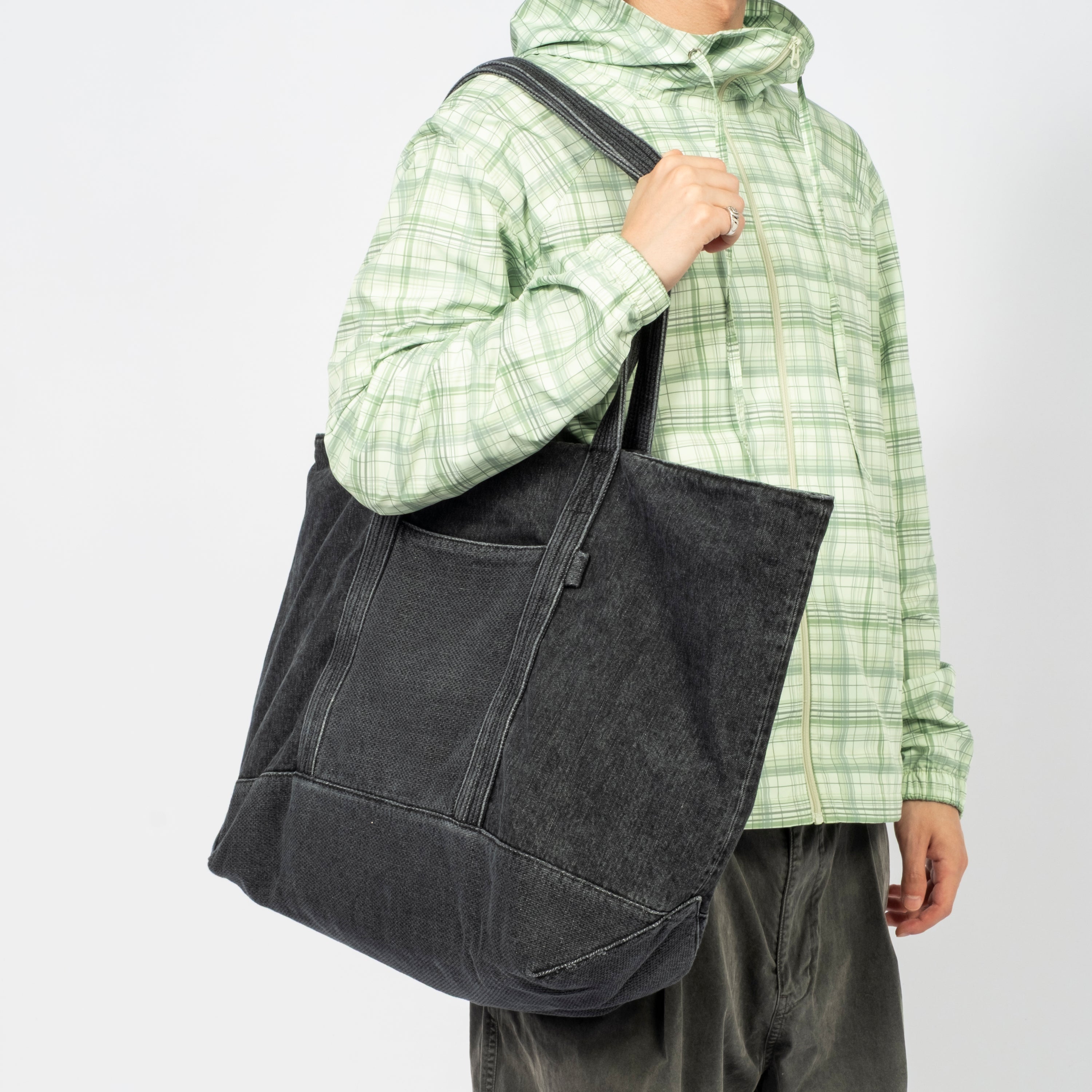 [999HUMANITY] AV BIG DENIM TOTE BAG _ WASHED BLACK