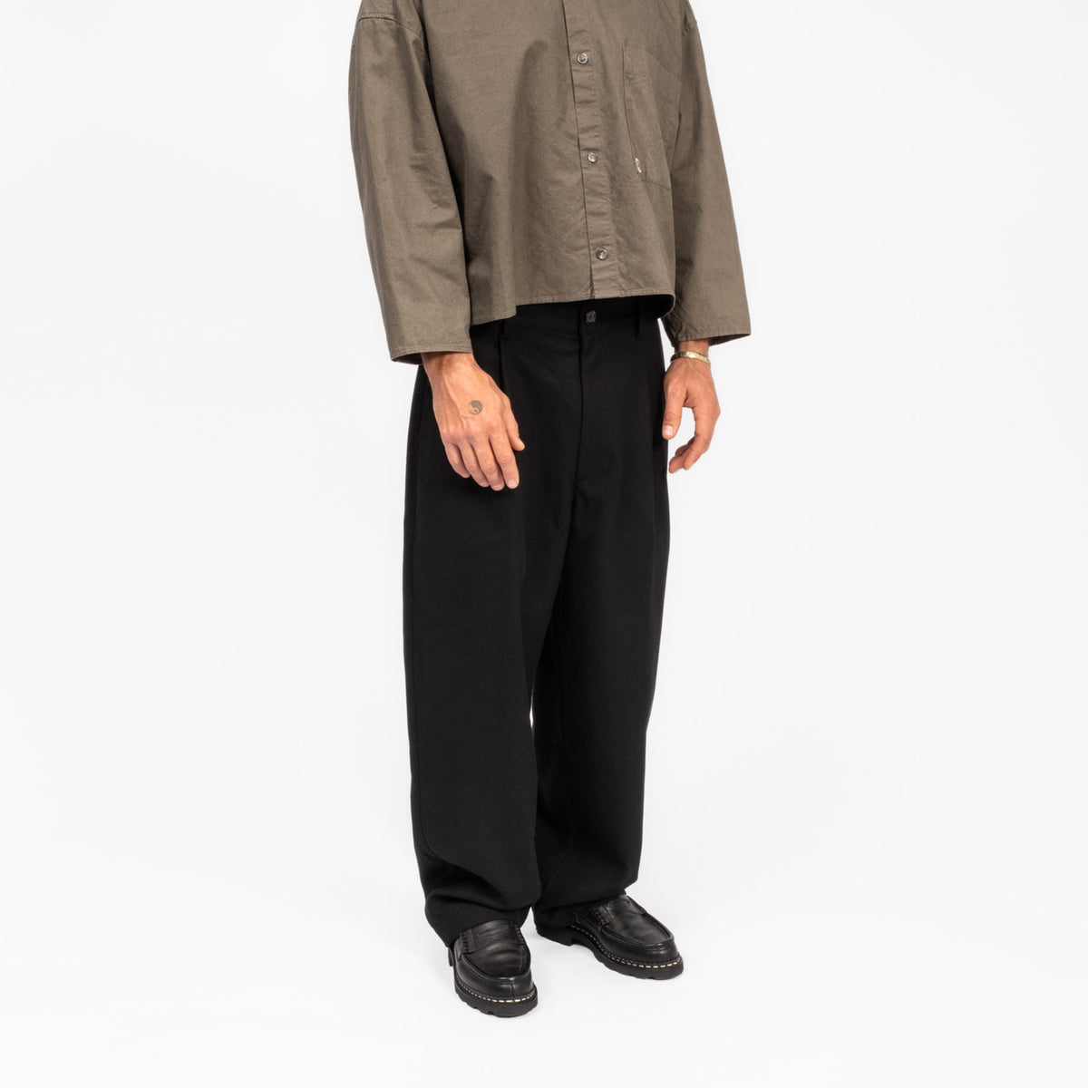 [MERELY MADE] CURVED SLACKS _ INK BLACK