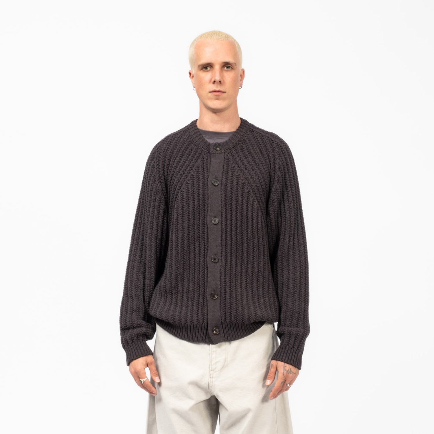[BATONER] CHUNKY SIGNATURE CREW NECK CARDIGAN _ ASH BROWN
