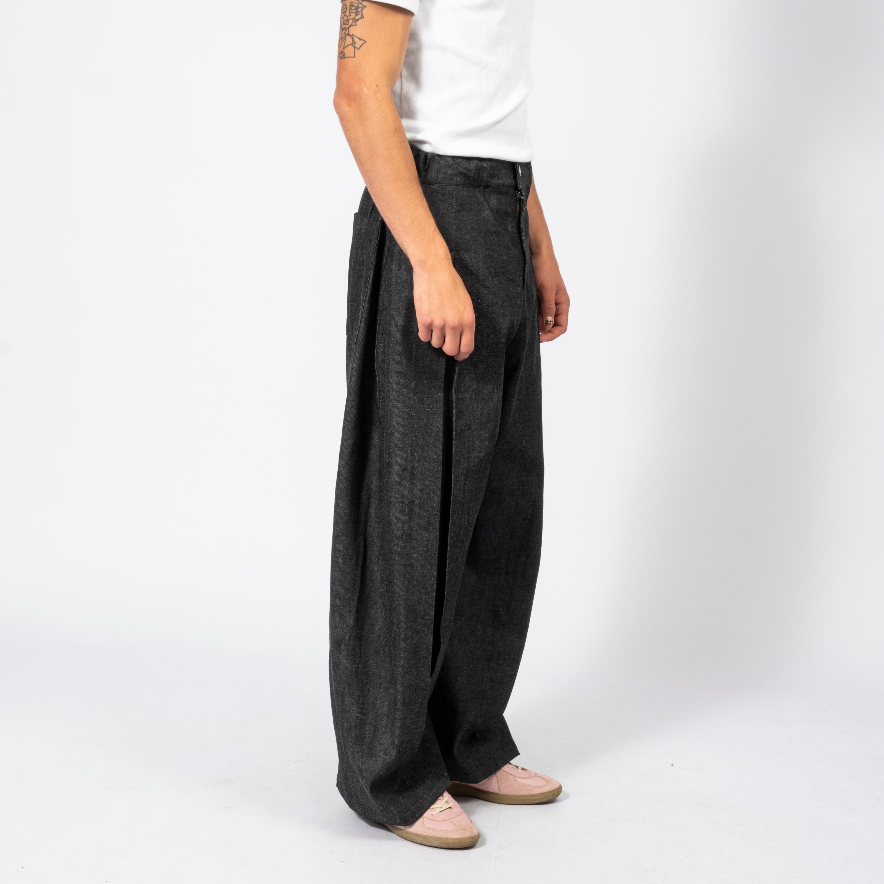 [SAGE NATION] BOX PLEAT TROUSER DENIM _ RAW BLACK