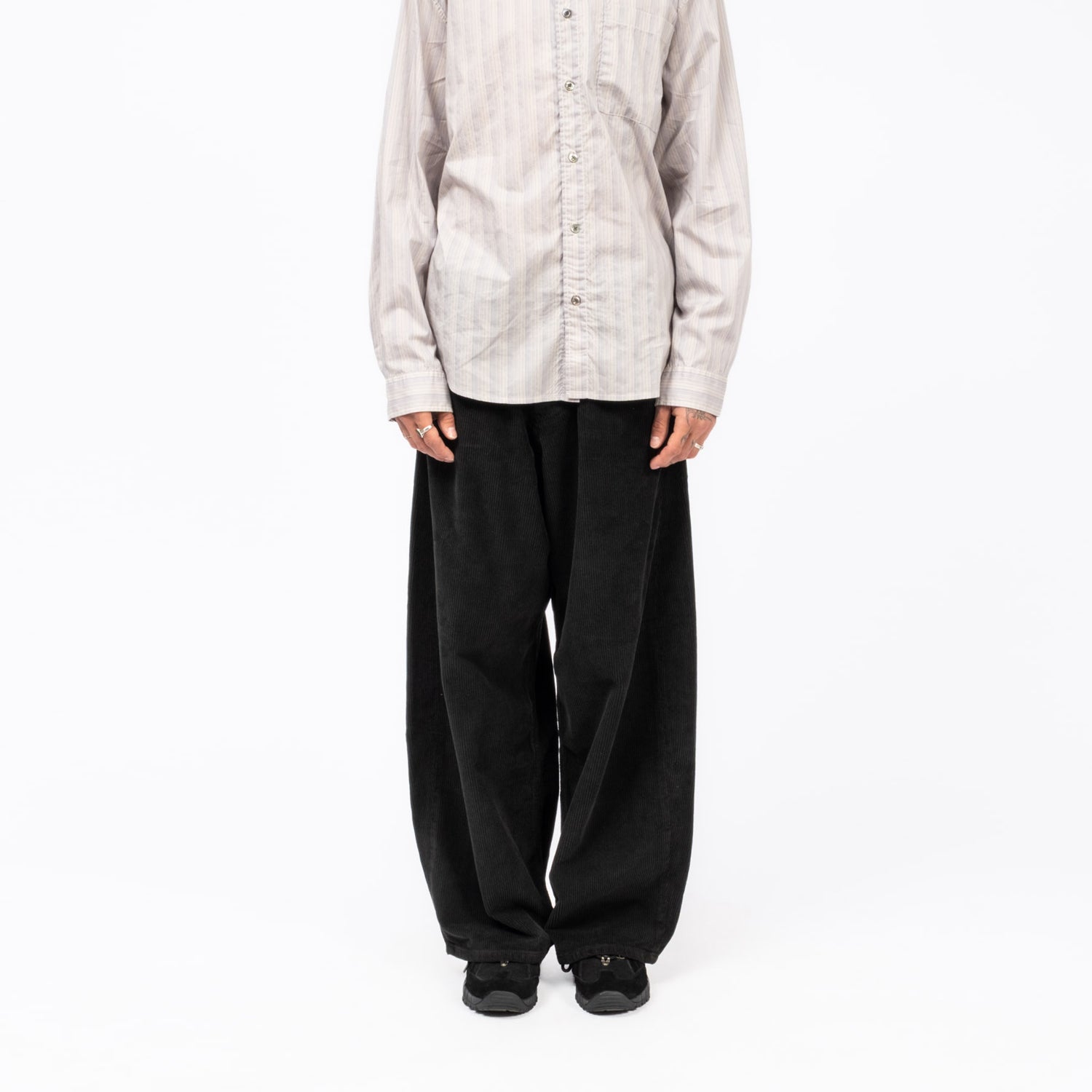 [HATCHINGROOM] WIDE CURVE PANTS CORDUROY _ AGED BLACK