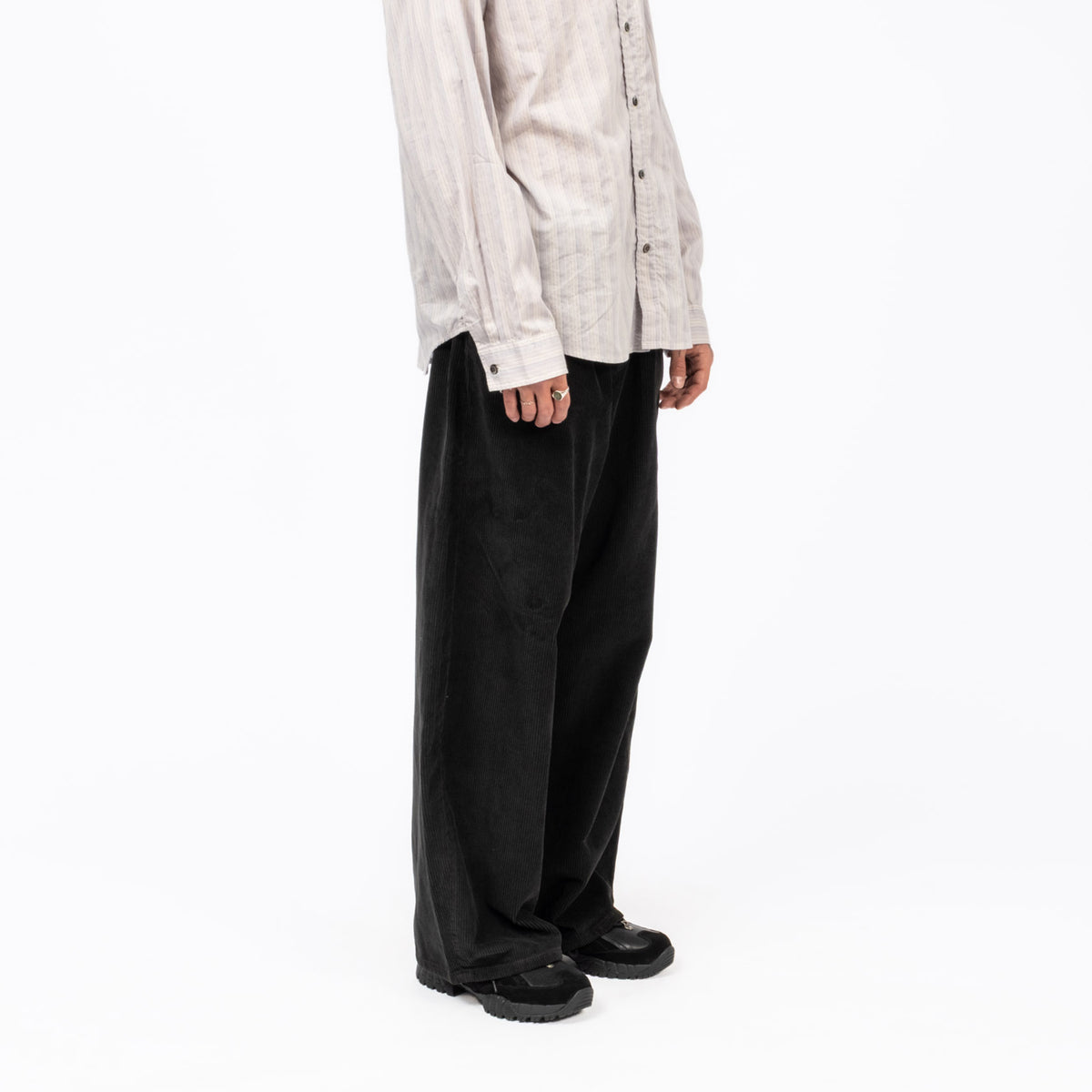 [HATCHINGROOM] WIDE CURVE PANTS CORDUROY _ AGED BLACK