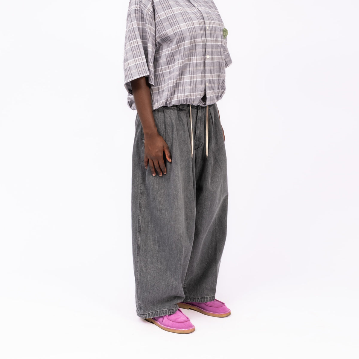 [SILLAGE] CIRCULAR PANTS _ BLACK DENIM BLEACHED
