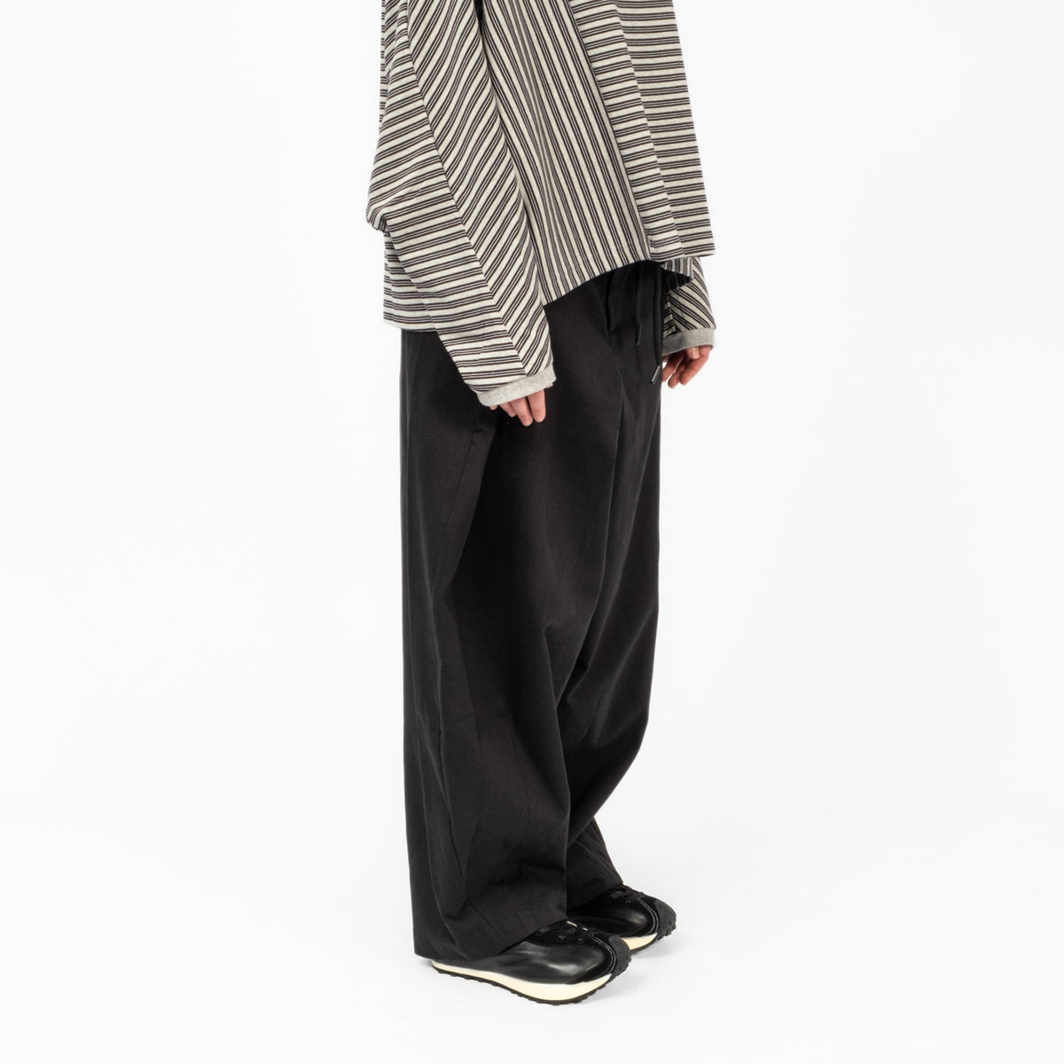 [AJOBYAJO] COTTON TWILL ONE TUCK PANTS _ BLACK