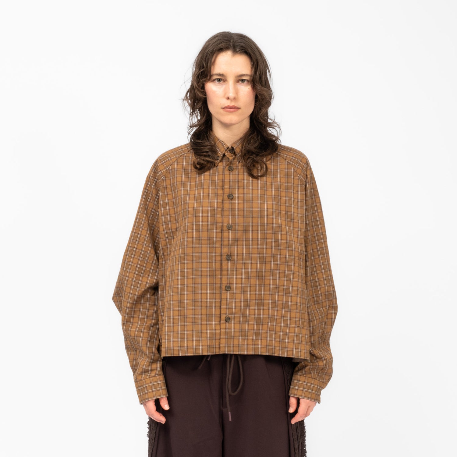 [AJOBYAJO] CROPPED SCULPTED RAGLAN CHECK SHIRT _ CAMEL