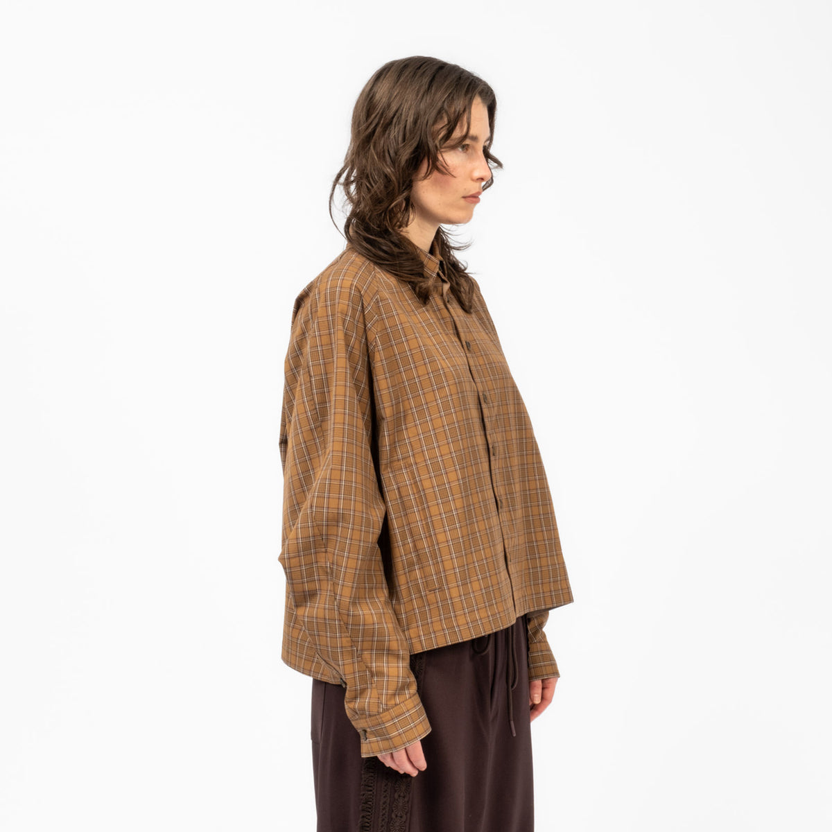 [AJOBYAJO] CROPPED SCULPTED RAGLAN CHECK SHIRT _ CAMEL