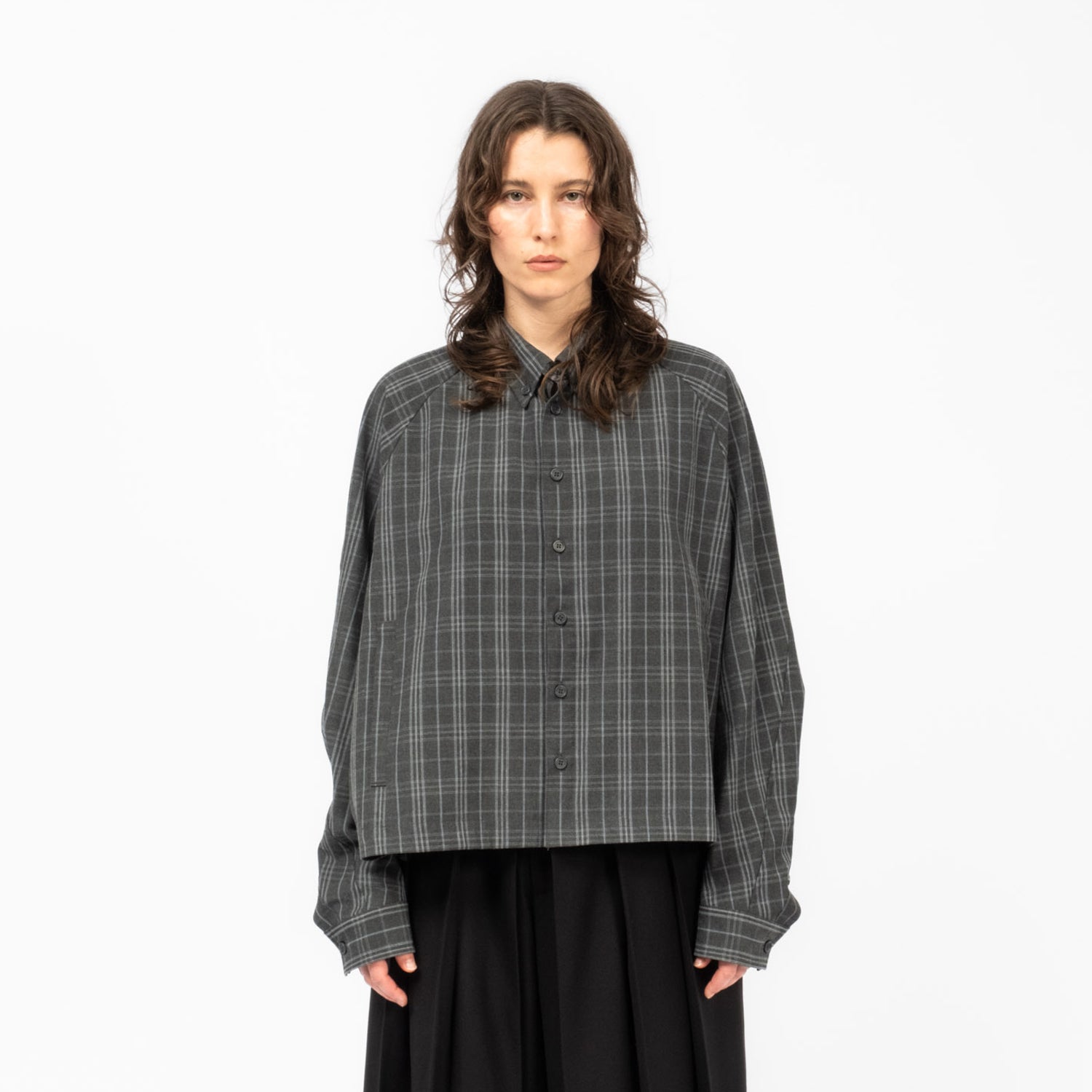 [AJOBYAJO] CROPPED SCULPTED RAGLAN CHECK SHIRT _ CHARCOAL