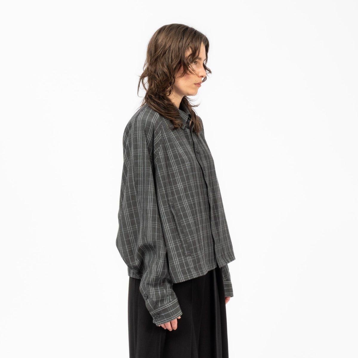 [AJOBYAJO] CROPPED SCULPTED RAGLAN CHECK SHIRT _ CHARCOAL