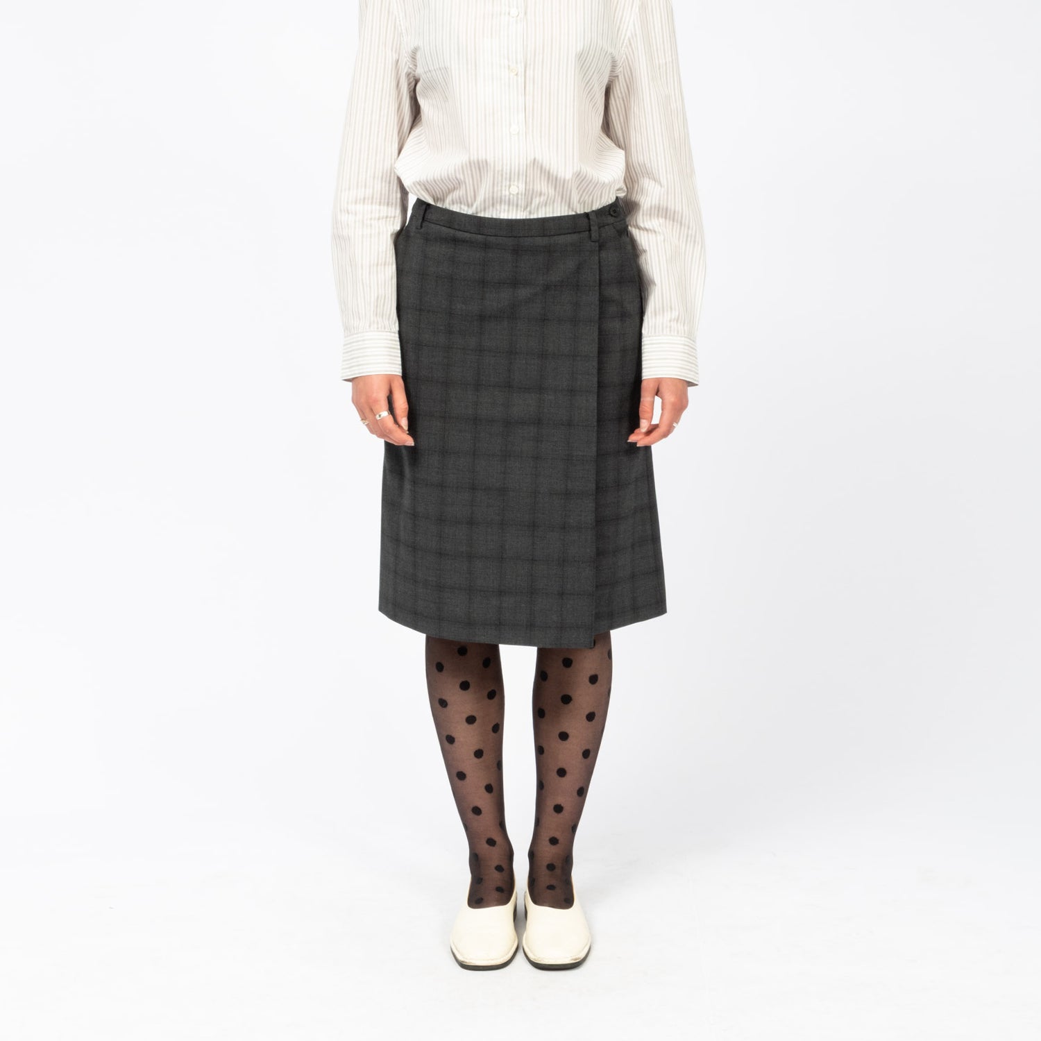 [DUNST] MIDI WRAP CHECKED SKIRT _ CHARCOAL GREY CHECK