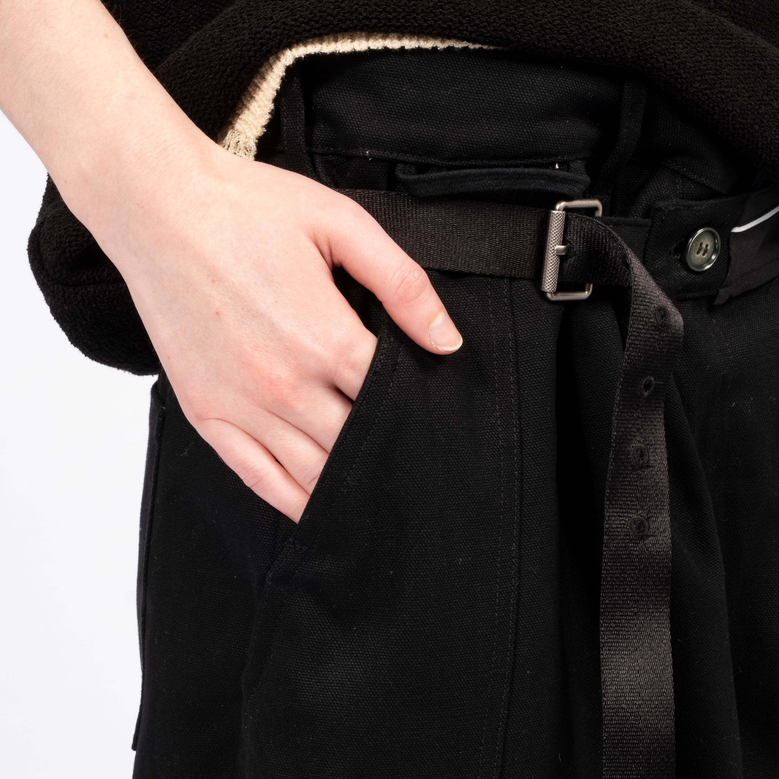 ANDERSSON BELL] UNISEX BLACK CROSS-OVER WIDE JEANS _ BLACK