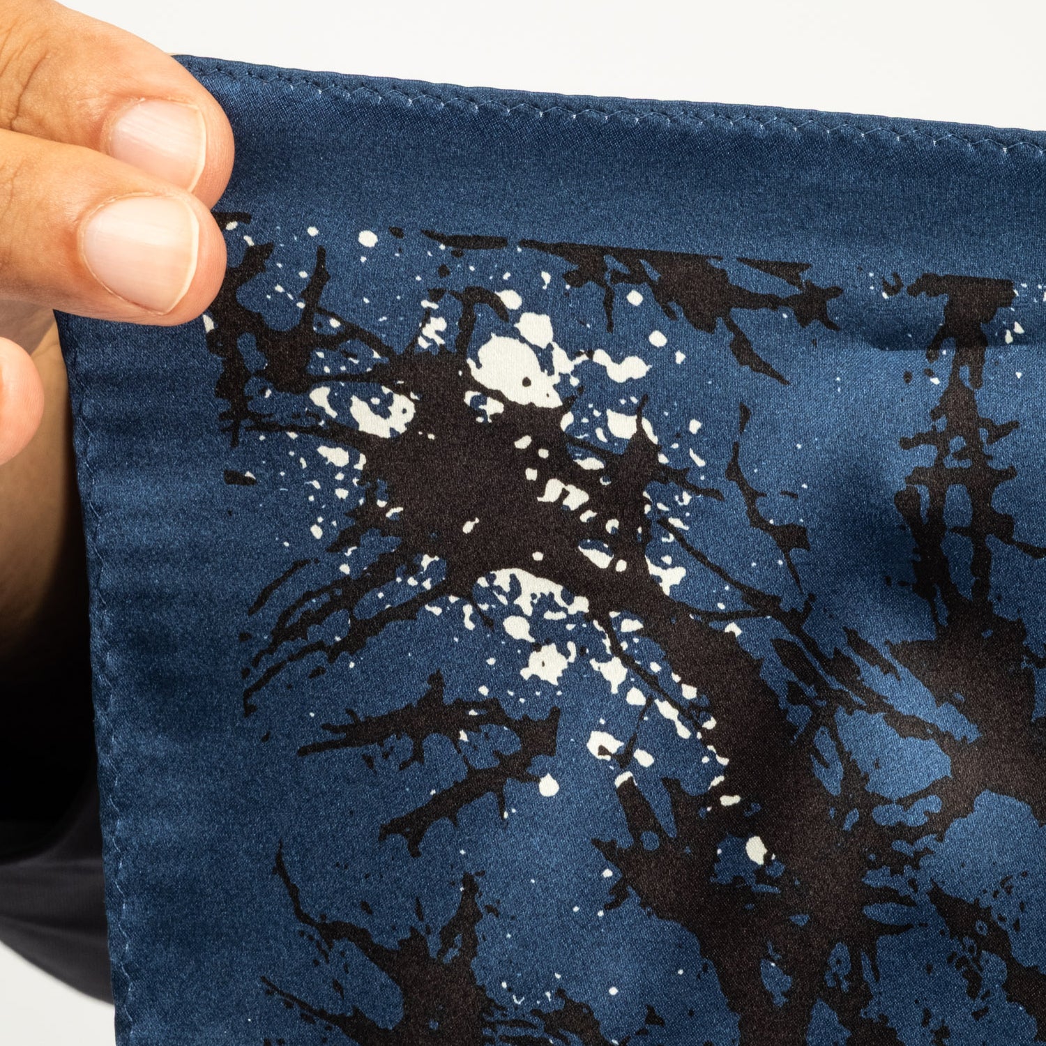 [BLUE BLUE JAPAN] UNISEX WOVEN GLASS PATTERNED SILK BANDANA _ NAVY