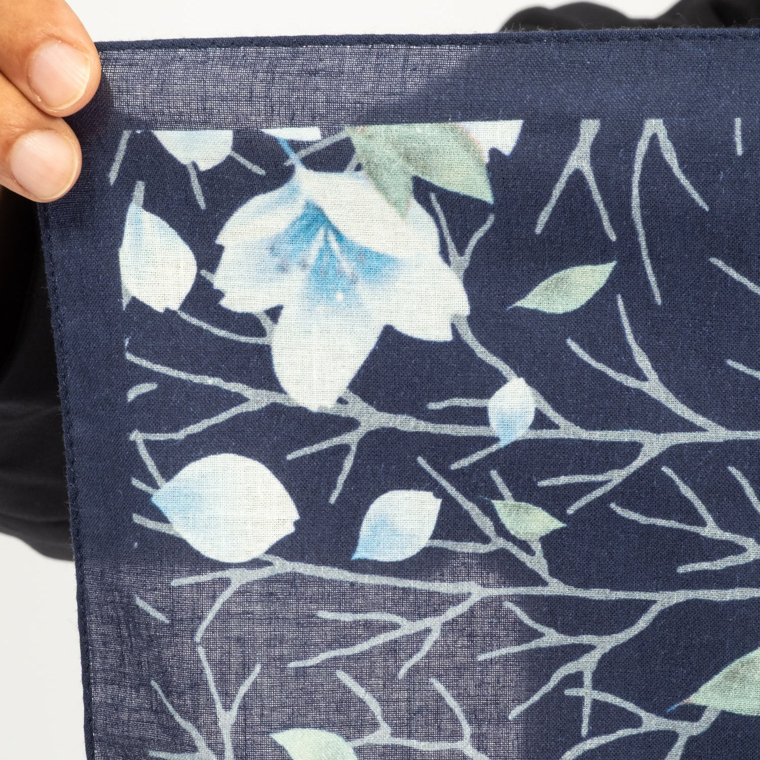 [BLUE BLUE JAPAN] UNISEX WOVEN SAKURA KAZA BANDANA _ NAVY