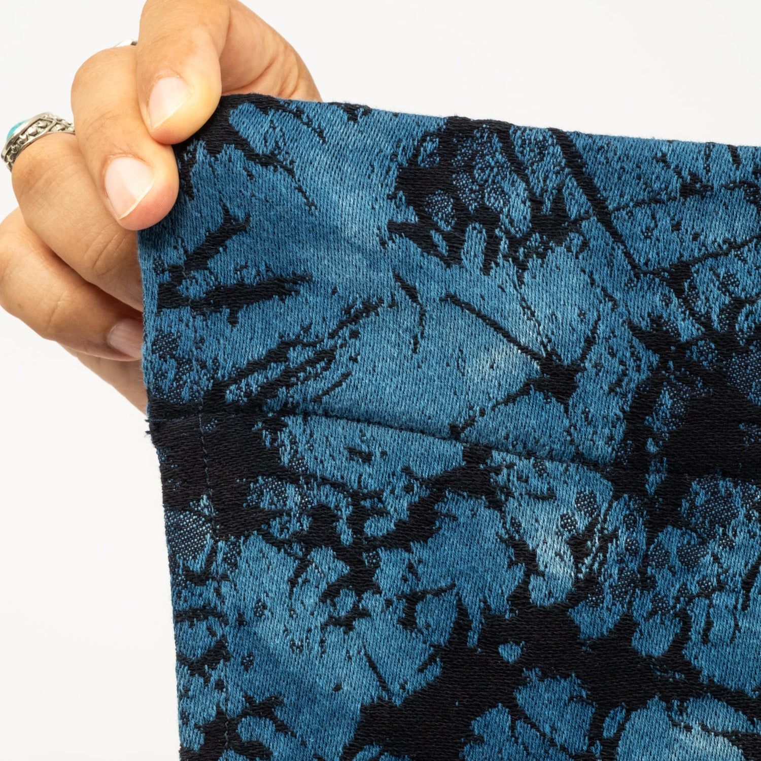 [BLUE BLUE JAPAN] J7273 WOVEN SOFT COTTON GLASS JACQUARD INDIGO HAND DYED MOON BASSEN NOREN _ INDIGO