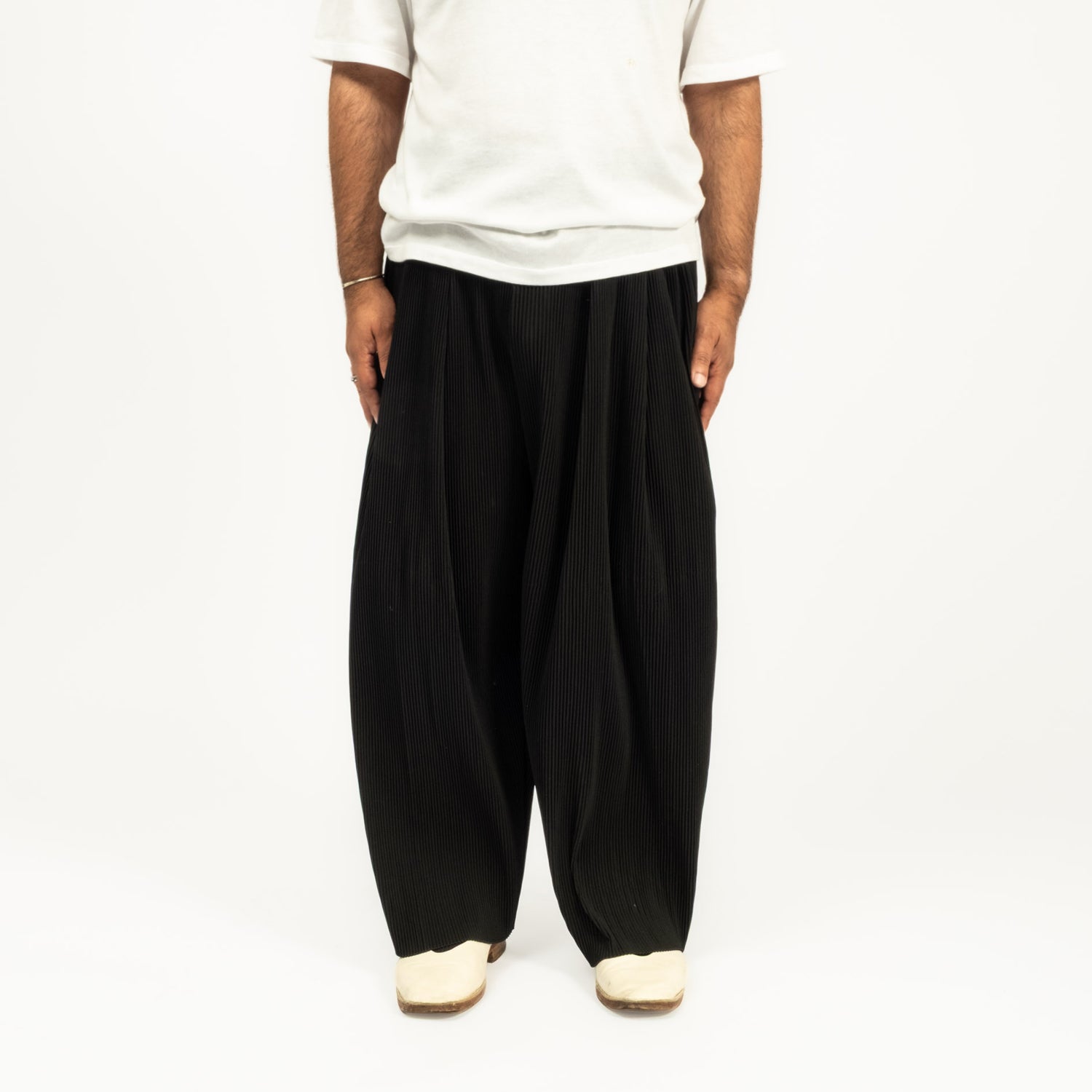 [SILLAGE] CIRCULAR PANTS PLEATS BLACK WITH POCKETS