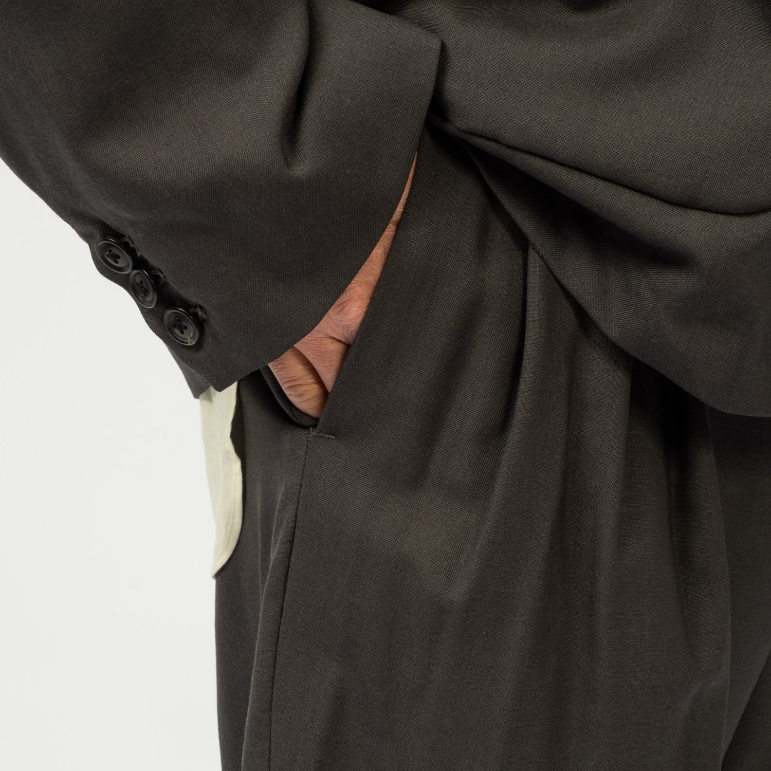 URU TOKYO] INVERTED PLEATS PANTS _ CHARCOAL