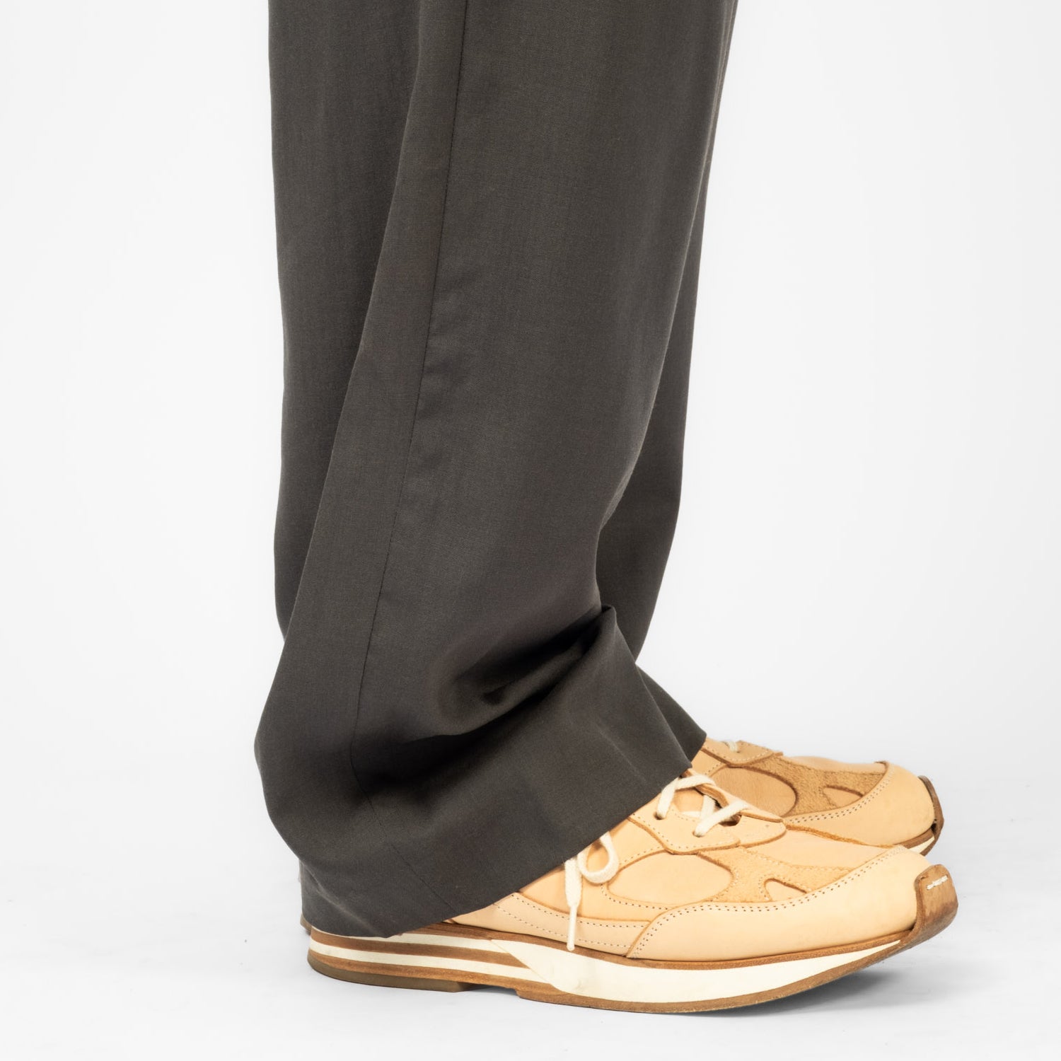URU TOKYO] INVERTED PLEATS PANTS _ CHARCOAL