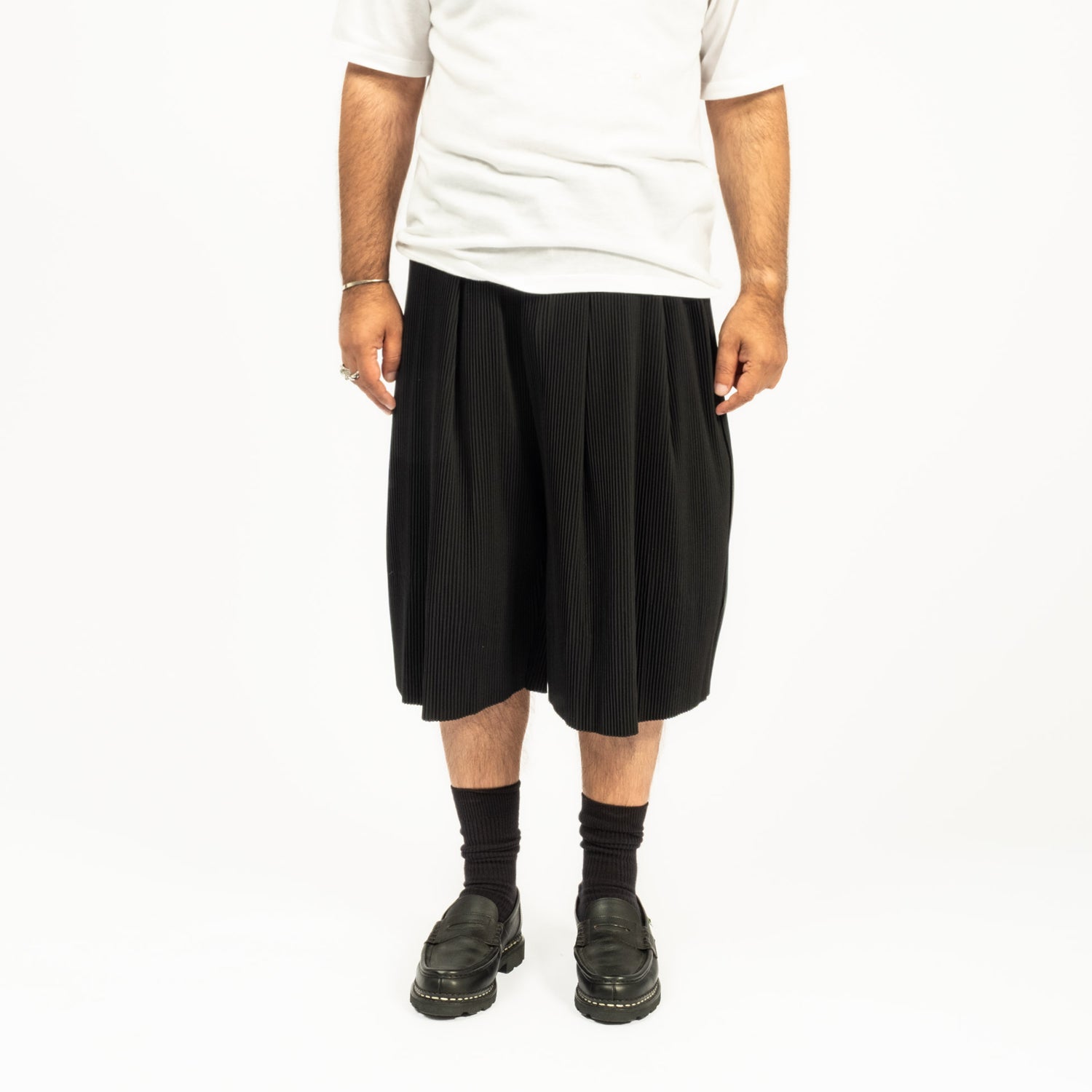 [SILLAGE] CIRCULAR SHORT PANTS PLEATS BLACK WITH POCKETS