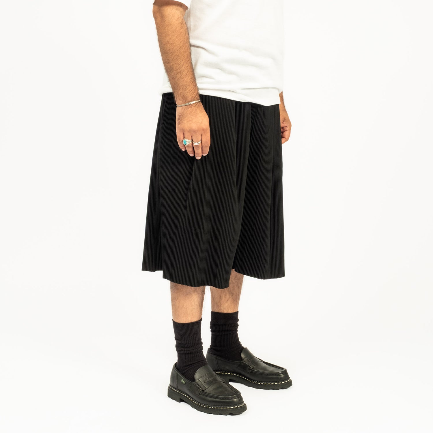 [SILLAGE] CIRCULAR SHORT PANTS PLEATS BLACK WITH POCKETS