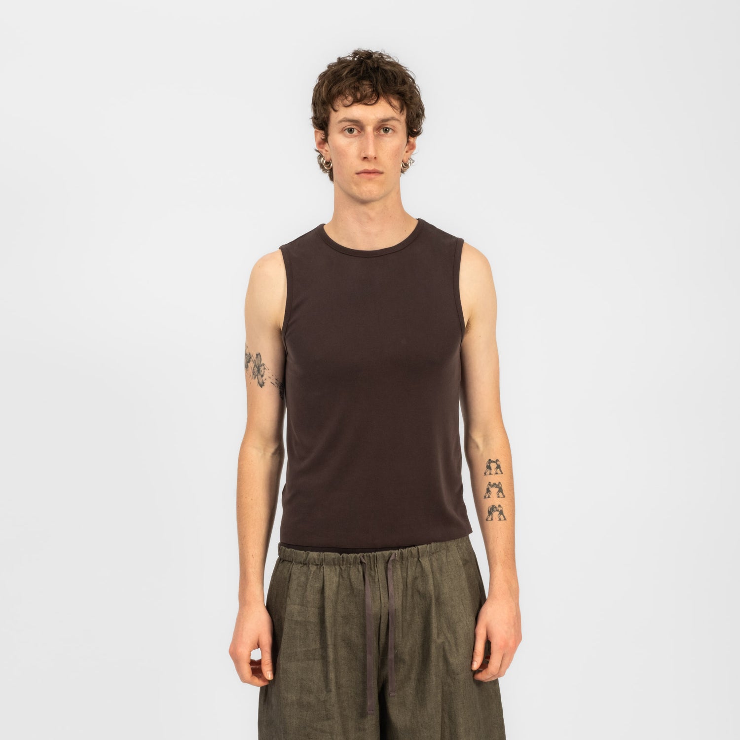 [AMOMENTO] ROUND NECK SLEEVELESS TOP _ CHARCOAL