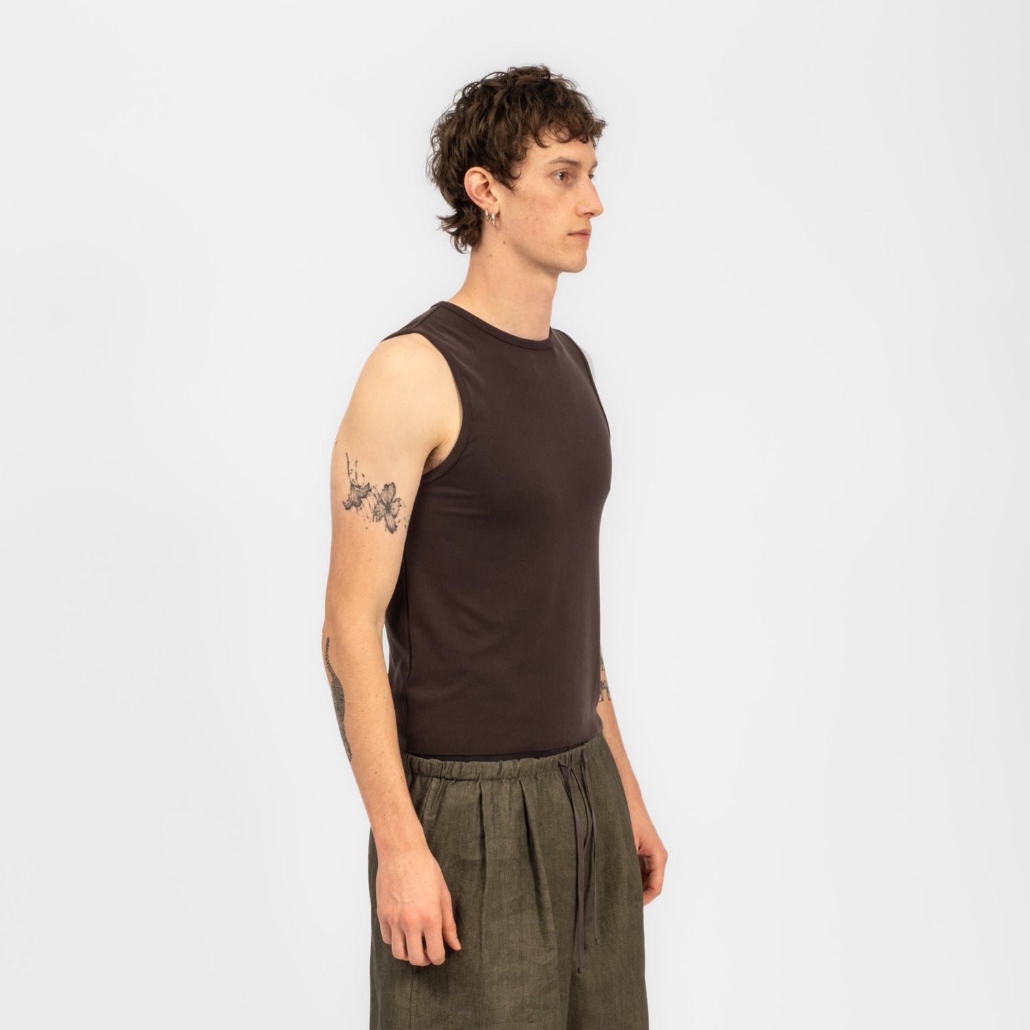 [AMOMENTO] ROUND NECK SLEEVELESS TOP _ CHARCOAL