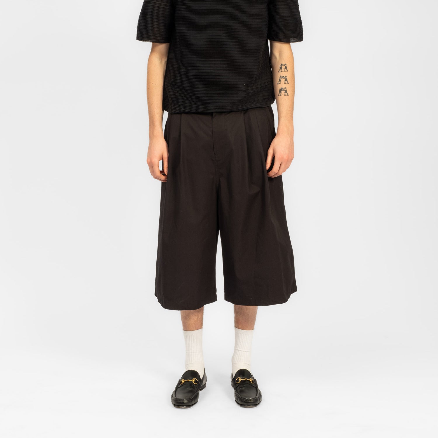 [AMOMENTO] TWO TUCK WIDE SHORT _ BLACK