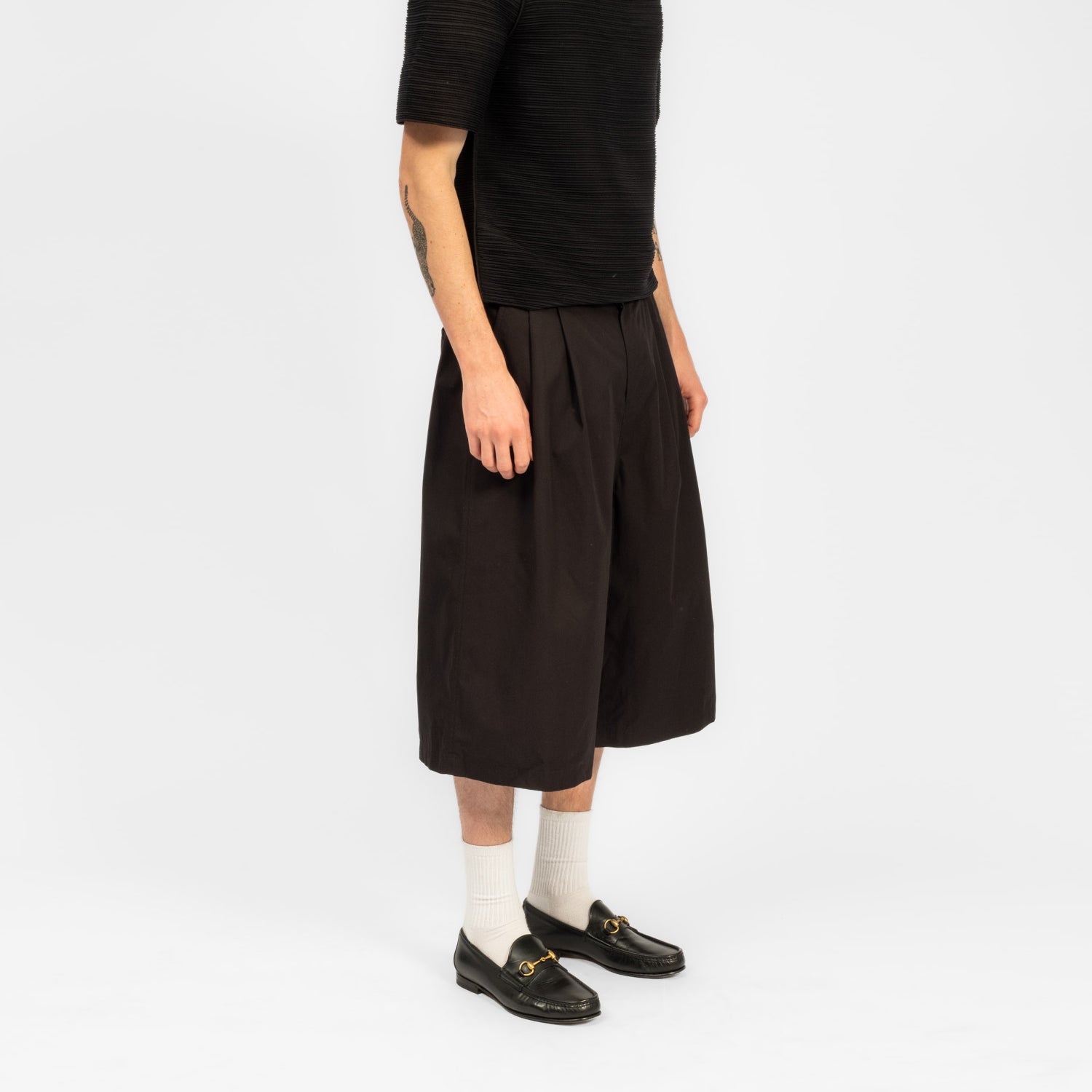 [AMOMENTO] TWO TUCK WIDE SHORT _ BLACK