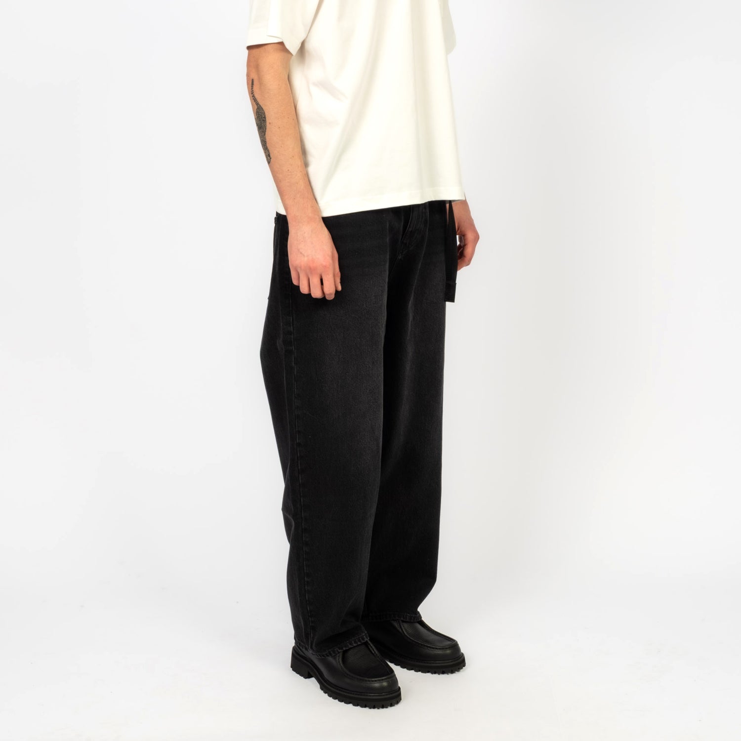 [MOIF] WIDE 6P BELTED DENIM PANTS _ RINSED BLACK