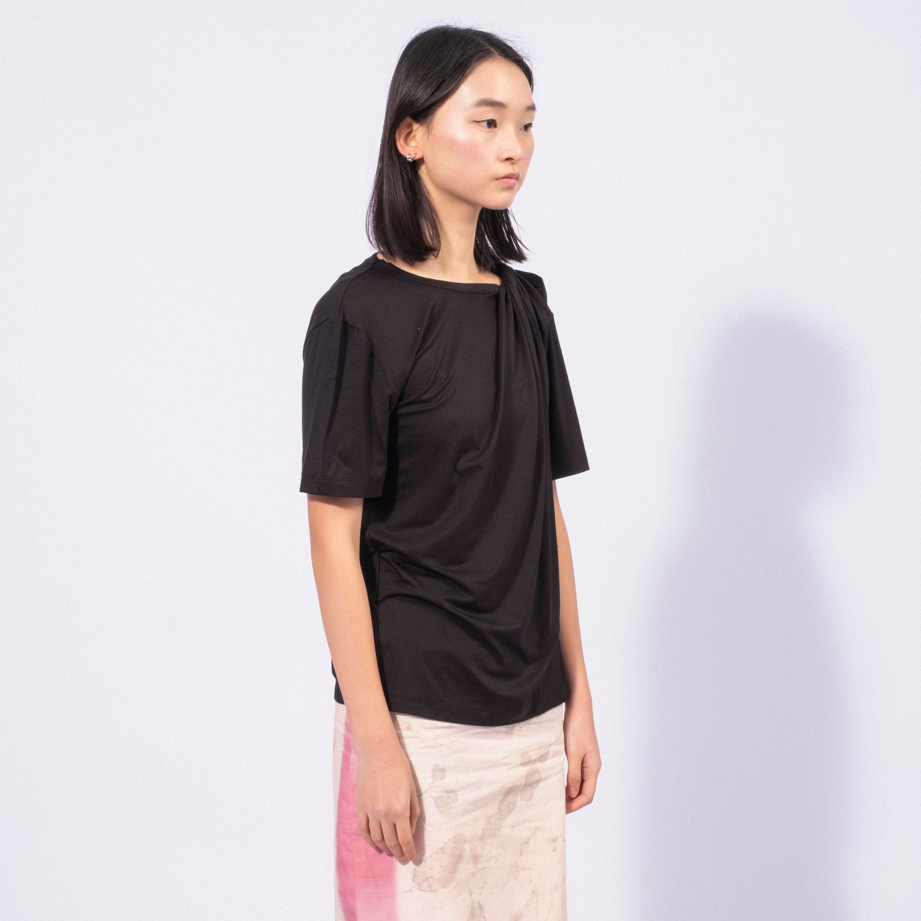 [TEAK] TWIST DRAPE TOP _ BLACK