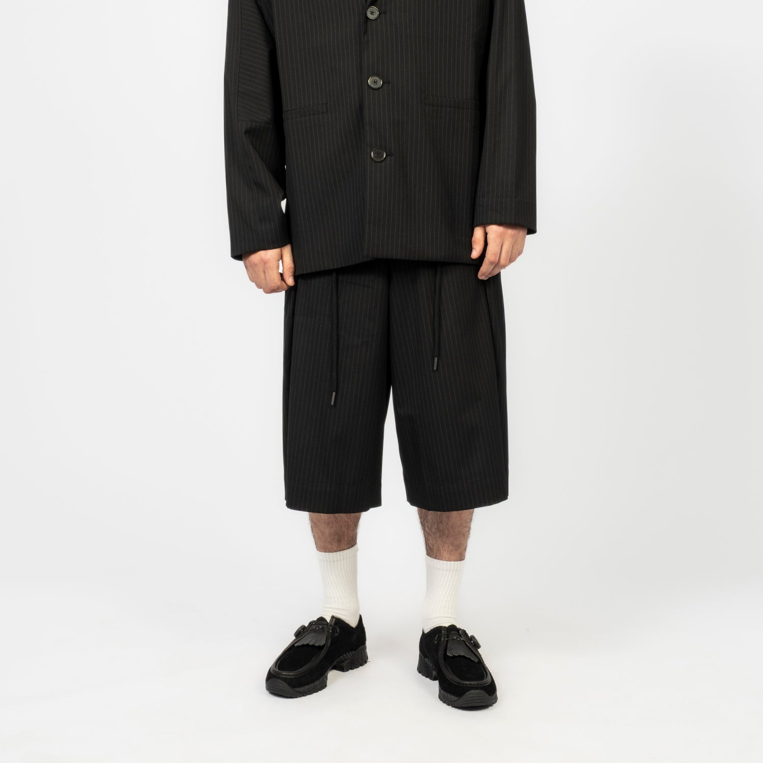 [AJOBYAJO] ONE TUCK STRIPE BERMUDA PANTS _ BLACK