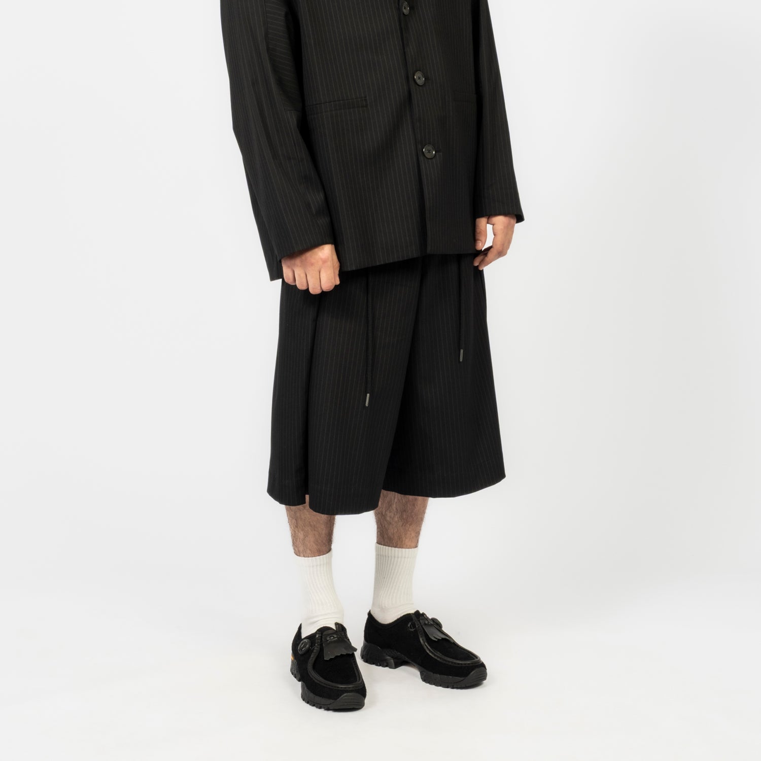 [AJOBYAJO] ONE TUCK STRIPE BERMUDA PANTS _ BLACK