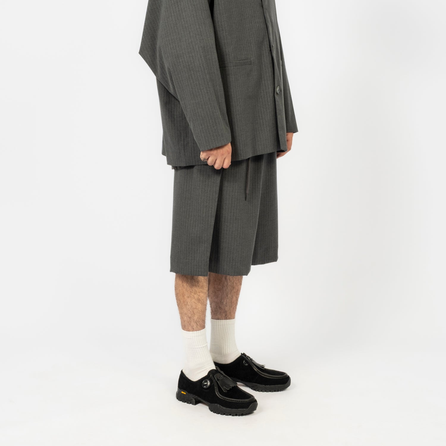 [AJOBYAJO] ONE TUCK STRIPE BERMUDA PANTS _ GREY