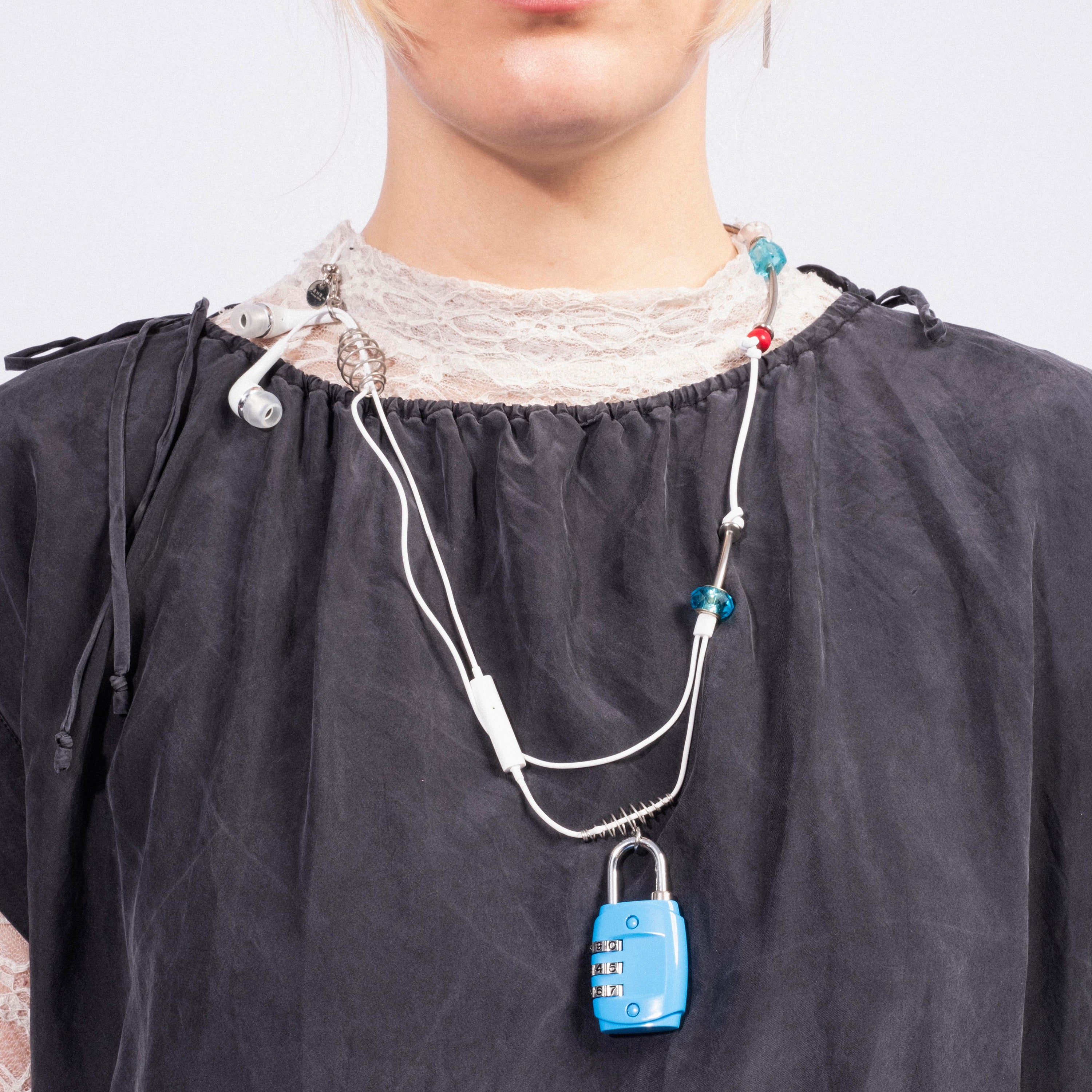 [52HZ LAB] BLUE TRAVEL LOCK EARPHONE NECKLACE