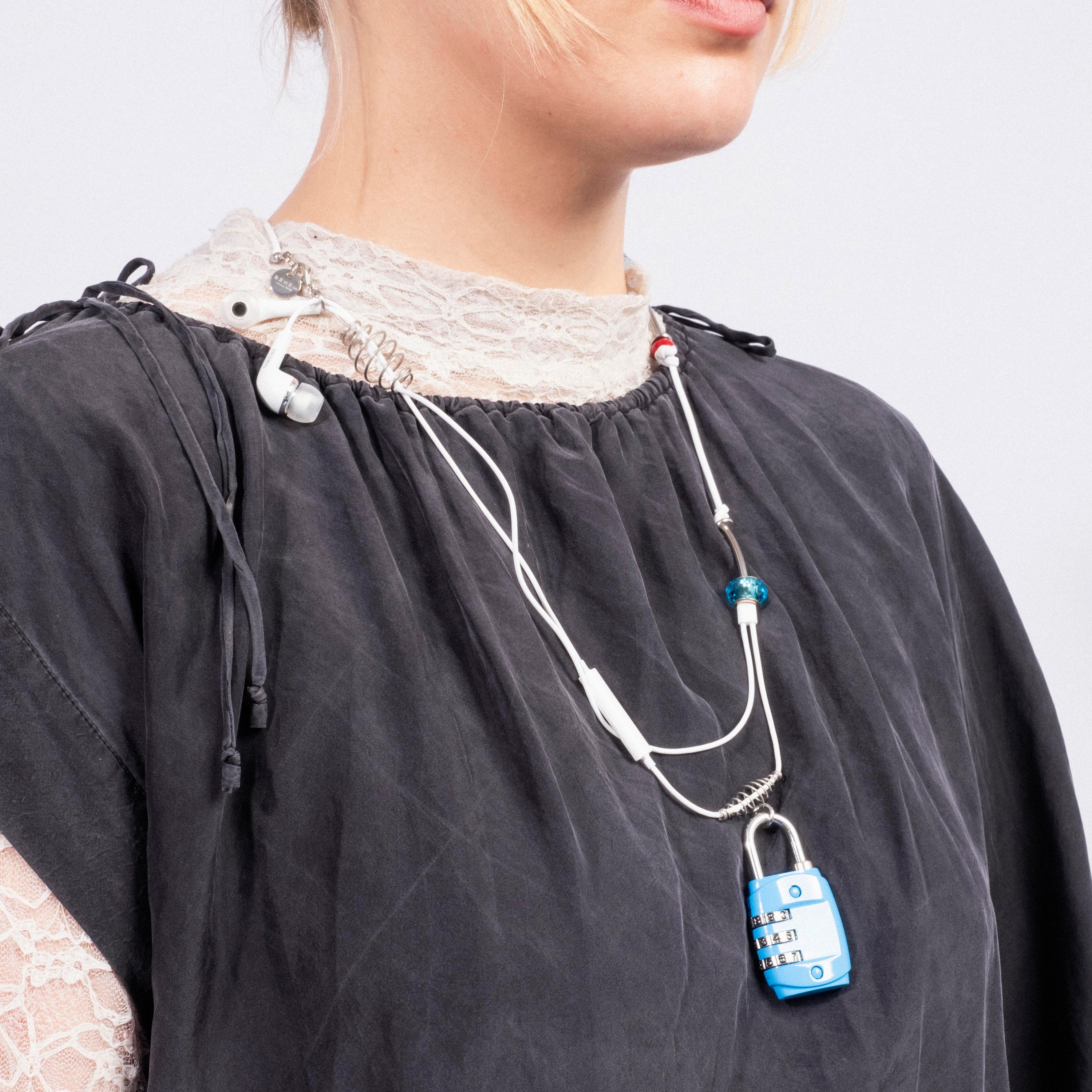 [52HZ LAB] BLUE TRAVEL LOCK EARPHONE NECKLACE