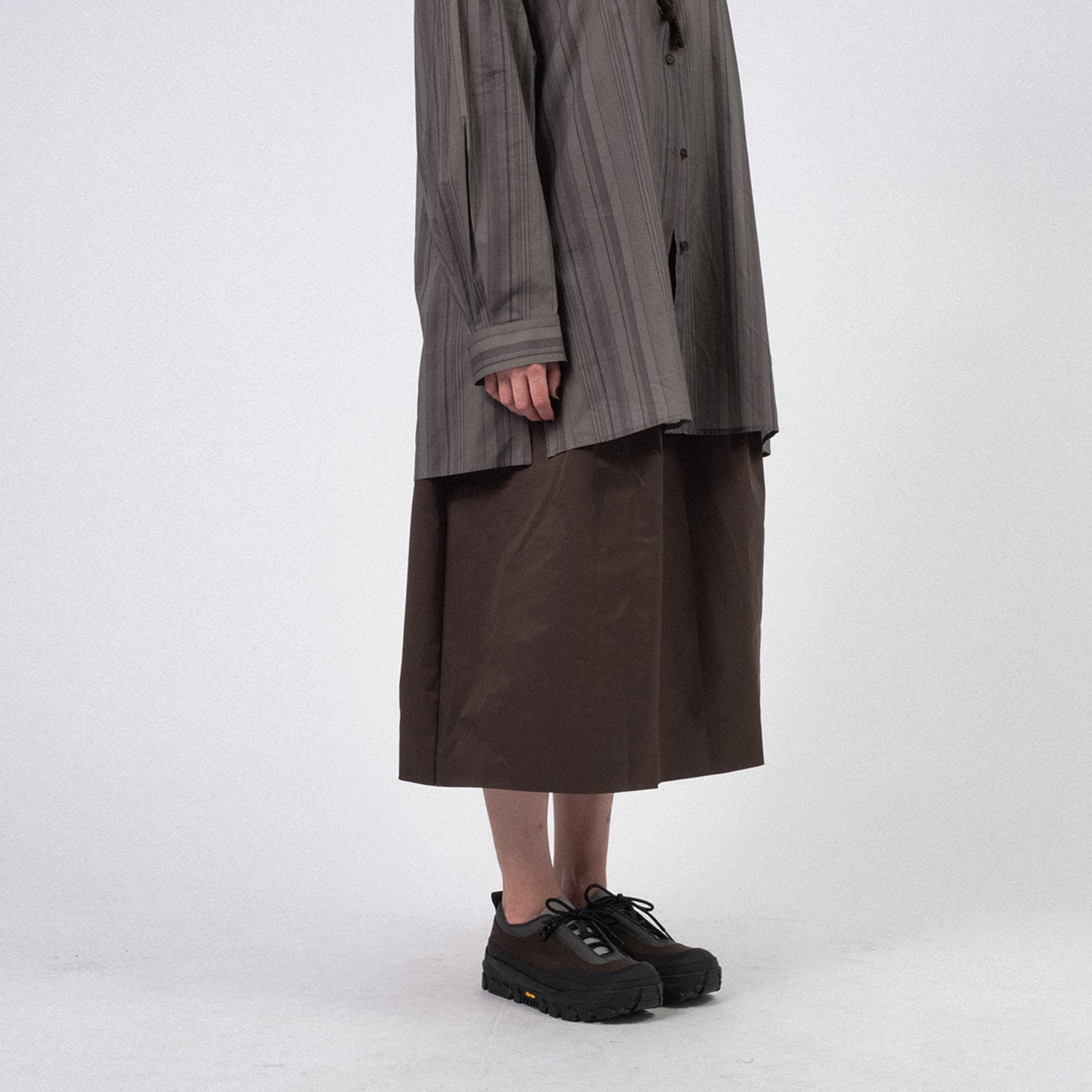 [AMOMENTO] NYLON SHIRRING FLARE SKIRT _ BROWN