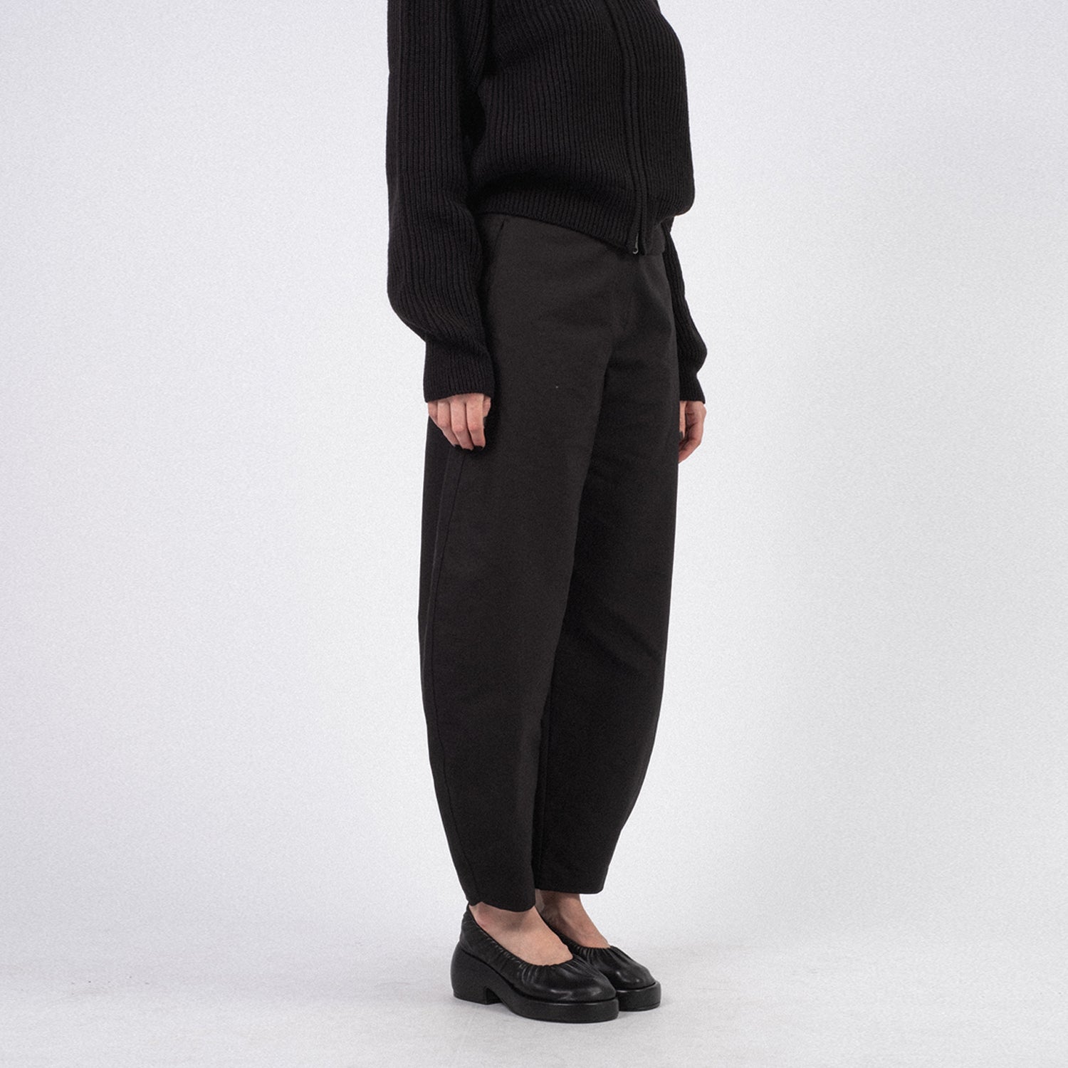 [AMOMENTO] CURVED LEG PANTS _ BLACK