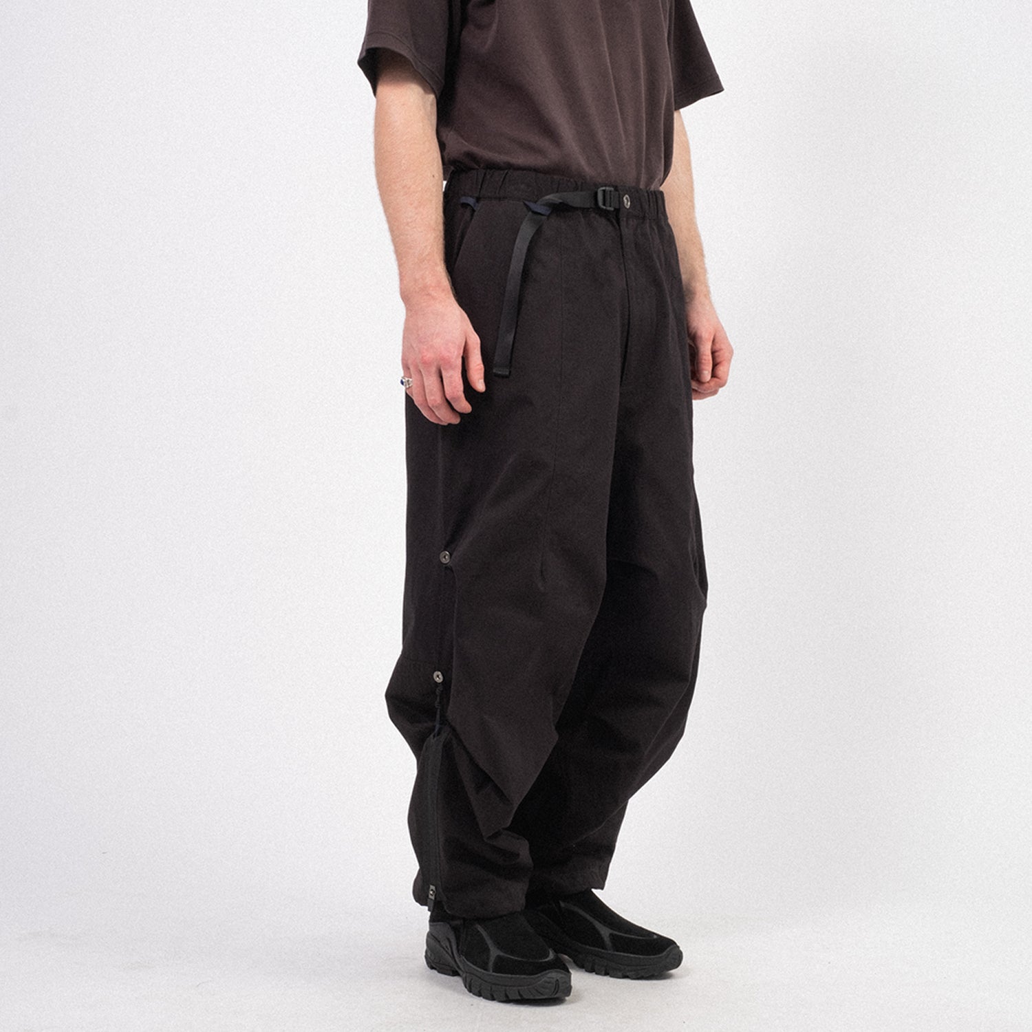 [POLIQUANT] THE CHANGING LENGTH HEM ZIP-UP TUCKED PANTS _ BLACK