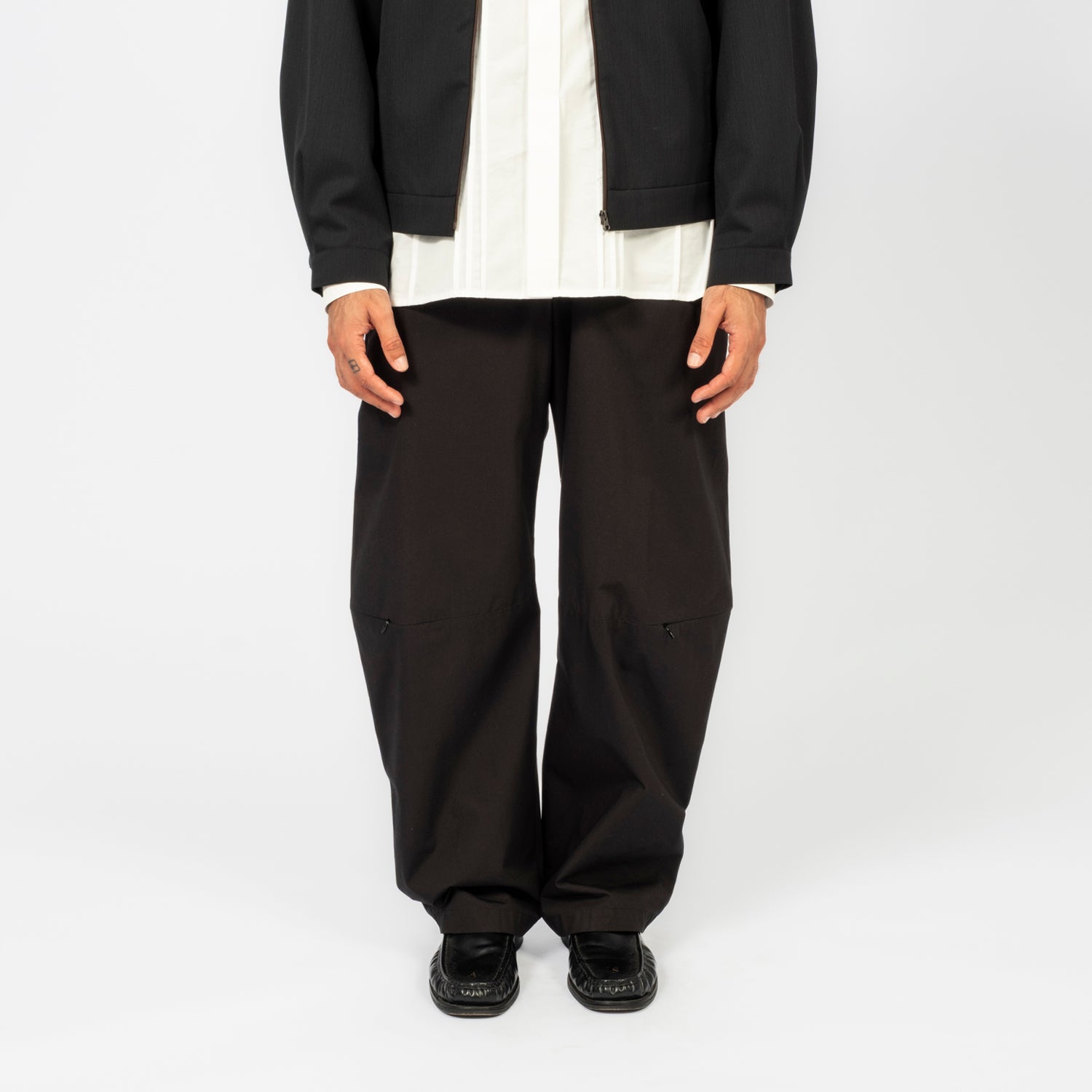 [AMOMENTO] MEN CURVED ZIP PANTS _ BLACK