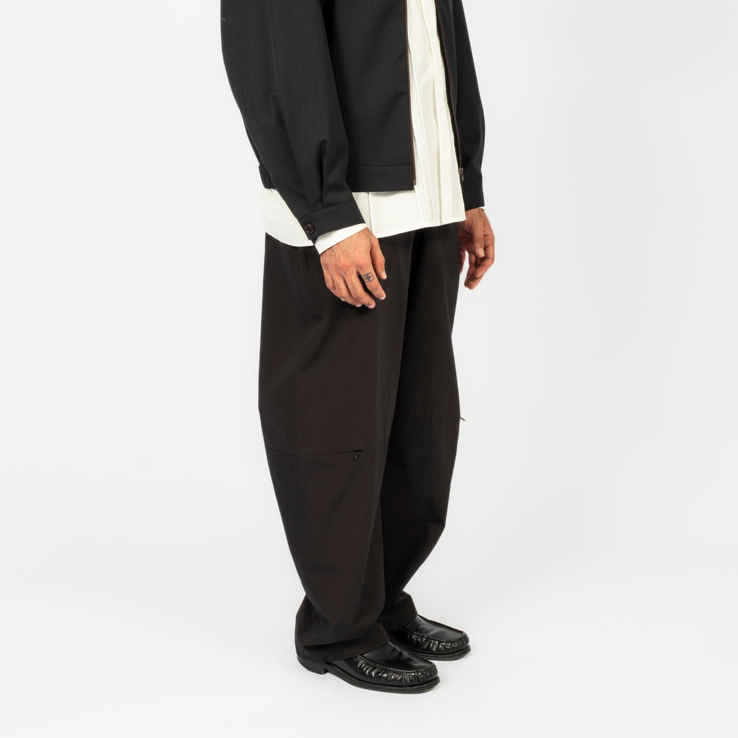 [AMOMENTO] MEN CURVED ZIP PANTS _ BLACK