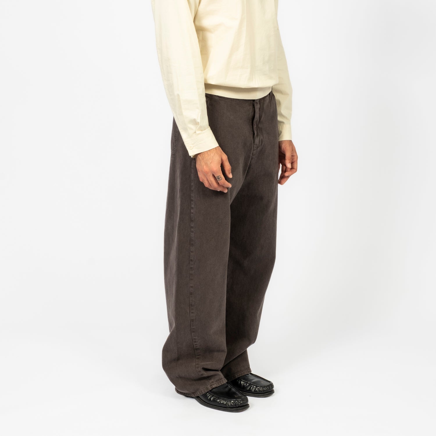 [AMOMENTO] MEN'S DYED CURVED SEAM DENIM _ BROWN