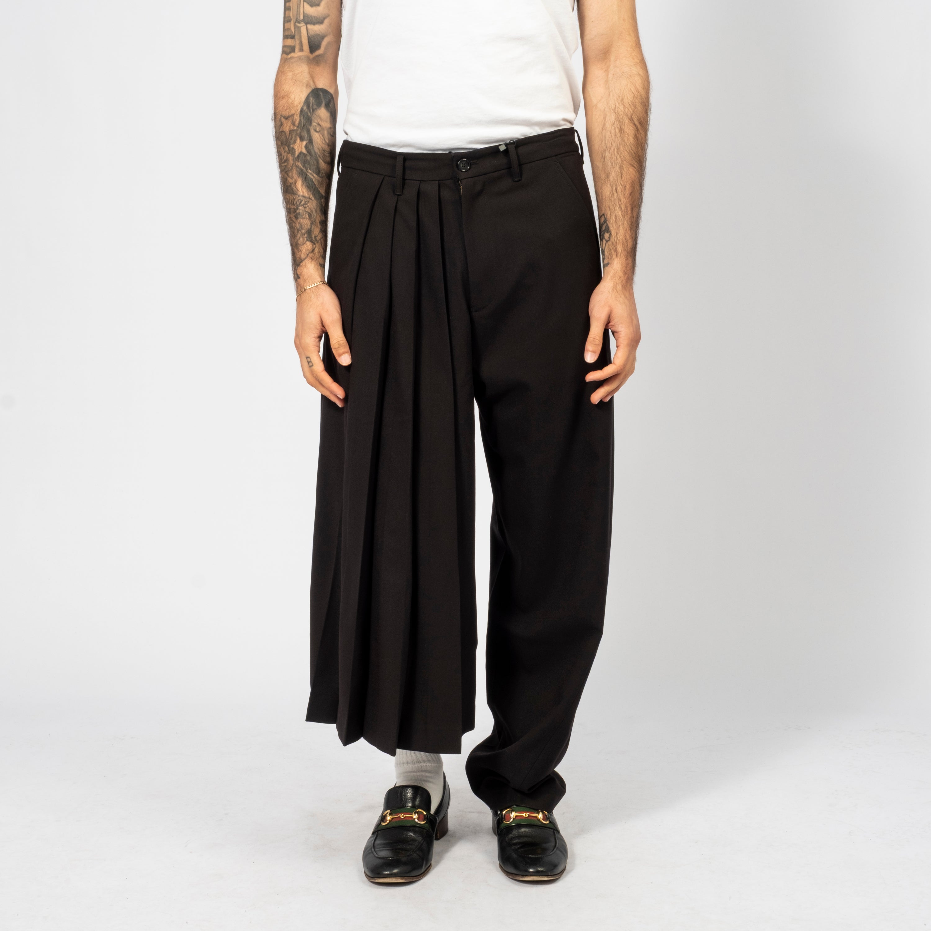 [AJOBYAJO] ASYMMETRIC PLEAT PANTS _ BLACK
