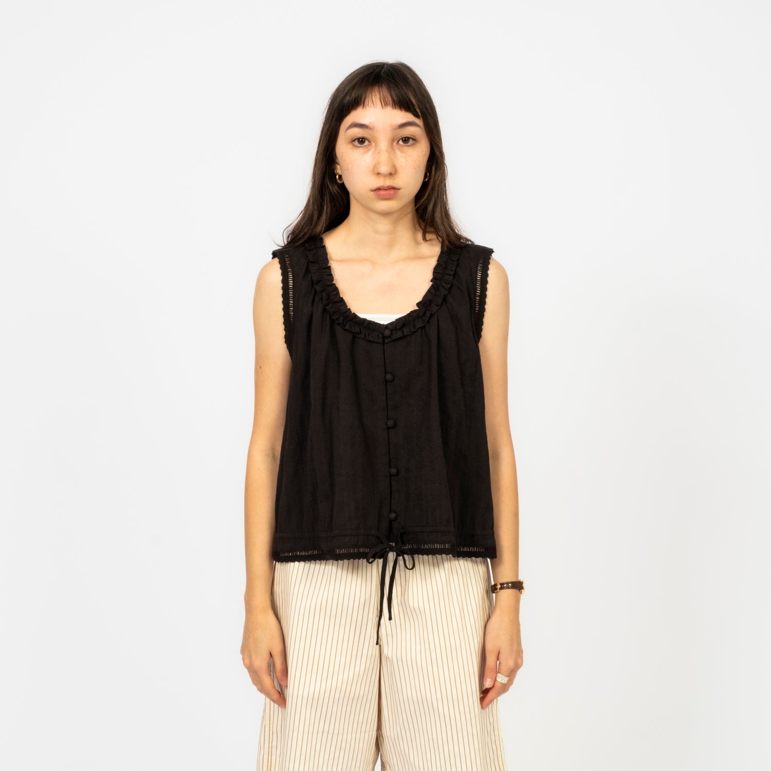[DUNST] FRILLED SLEEVELESS BLOUSE _ BLACK