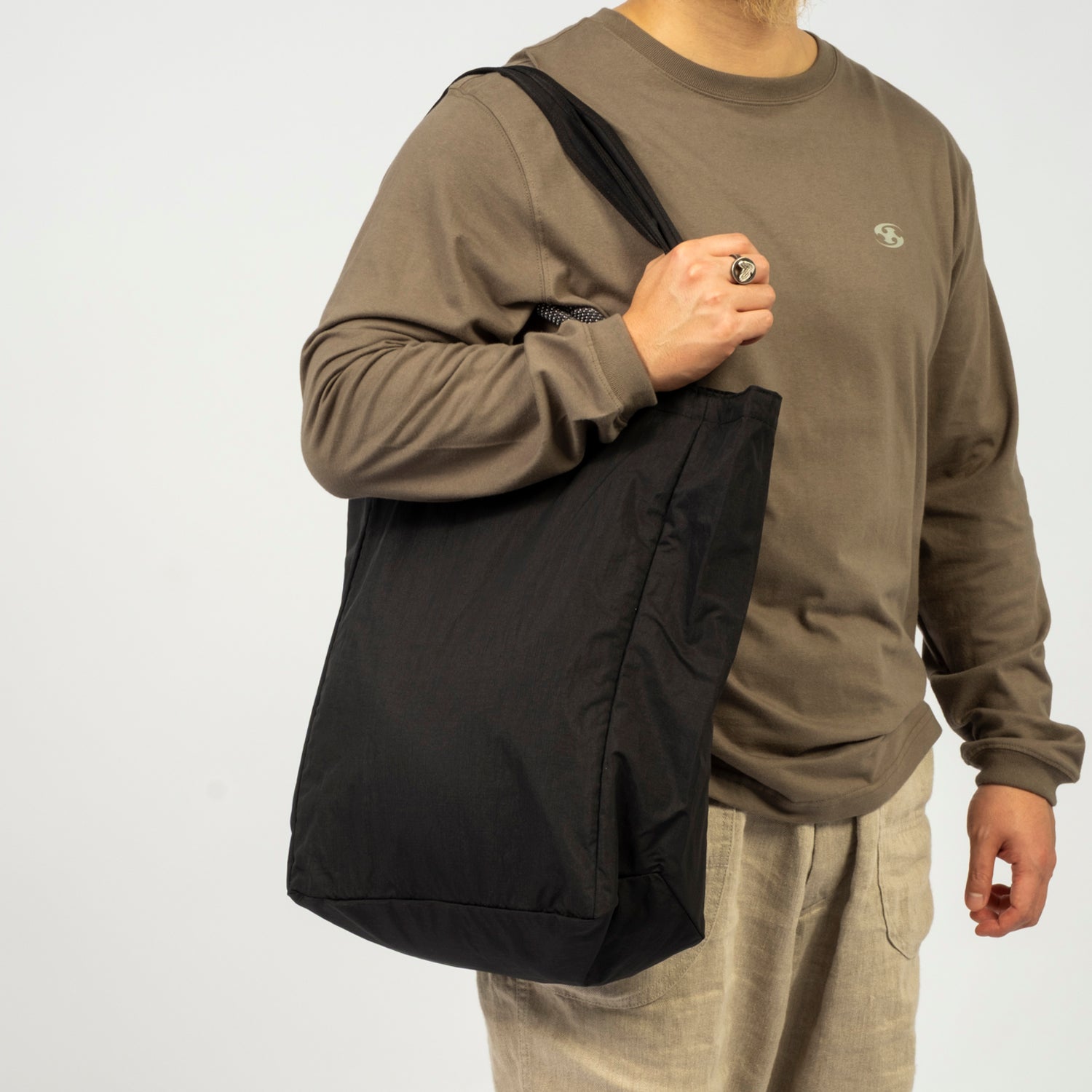 [ON RUNNING] TOTE PACK 25L _ BLACK