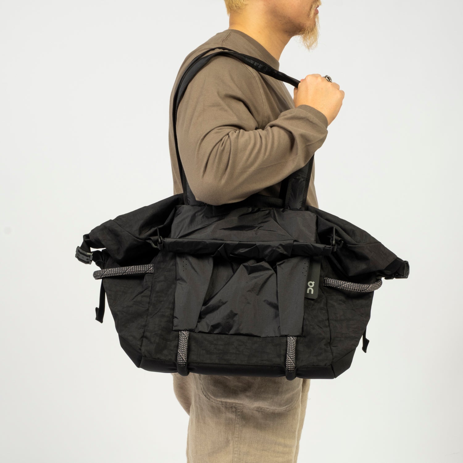 [ON RUNNING] TRACK PACK 40L ELITE _ BLACK MAGNET