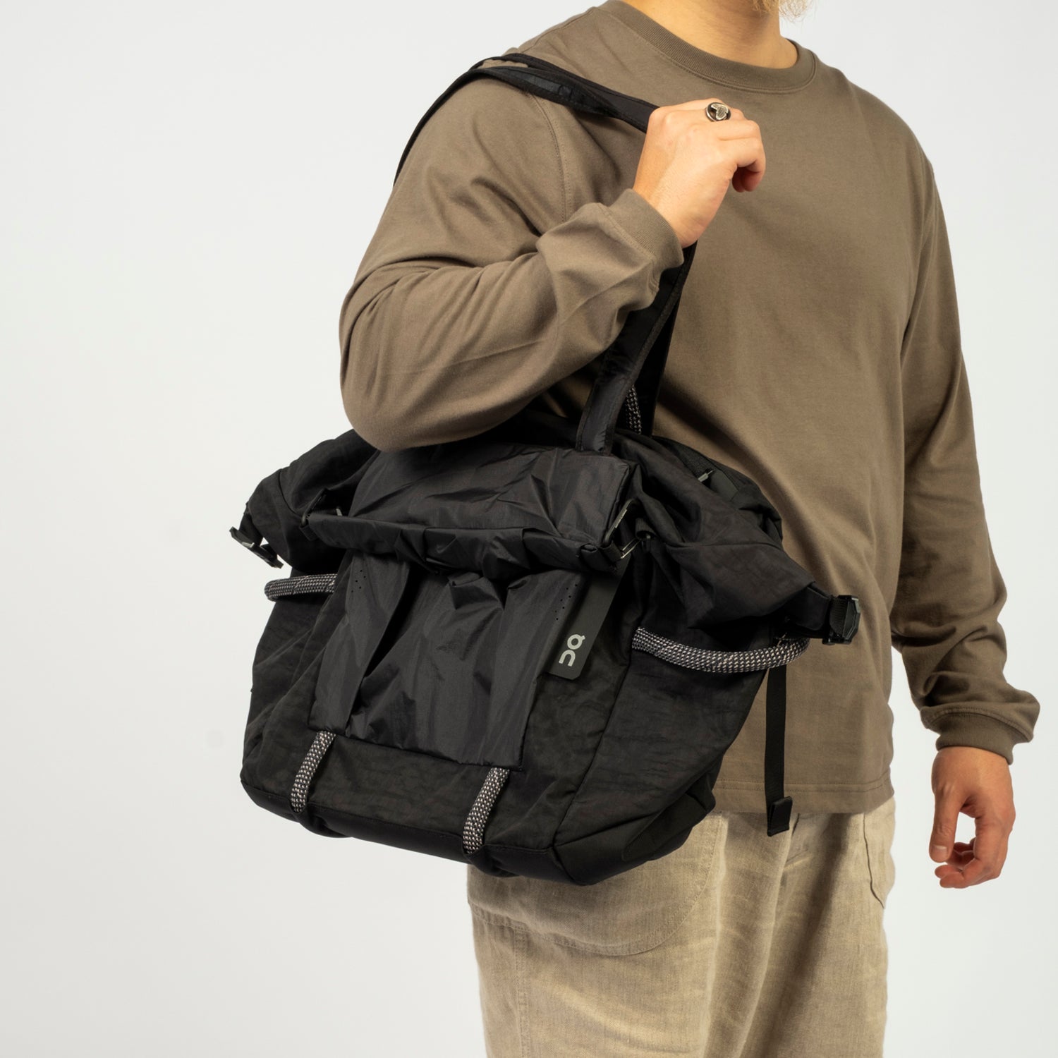 [ON RUNNING] TRACK PACK 40L ELITE _ BLACK MAGNET
