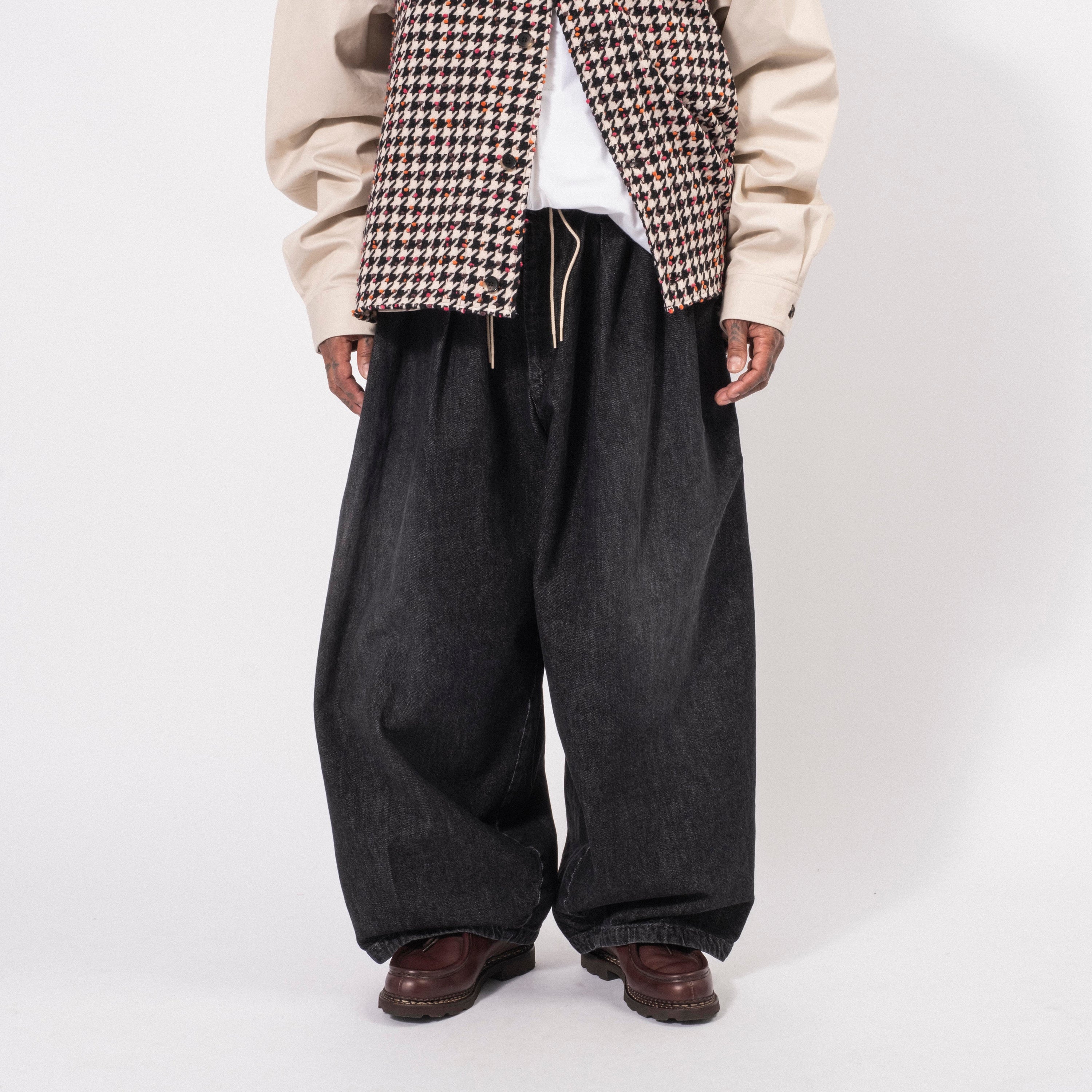[SILLAGE] CIRCULAR PANTS _ BLACK DENIM WASH