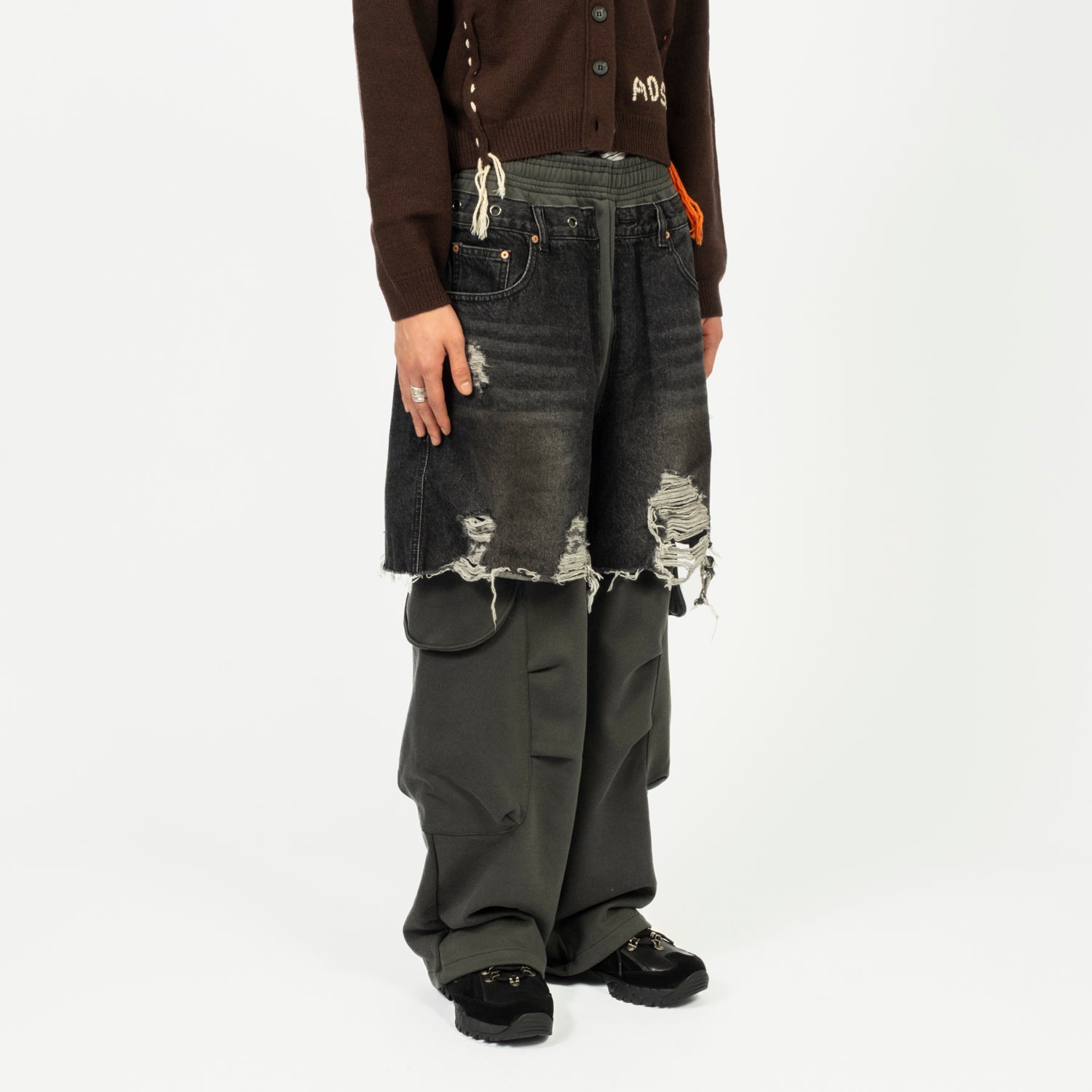 [ANDERSSON BELL] UNISEX RUGGED DENIM IN-SET SWEATPANTS _ BLACK