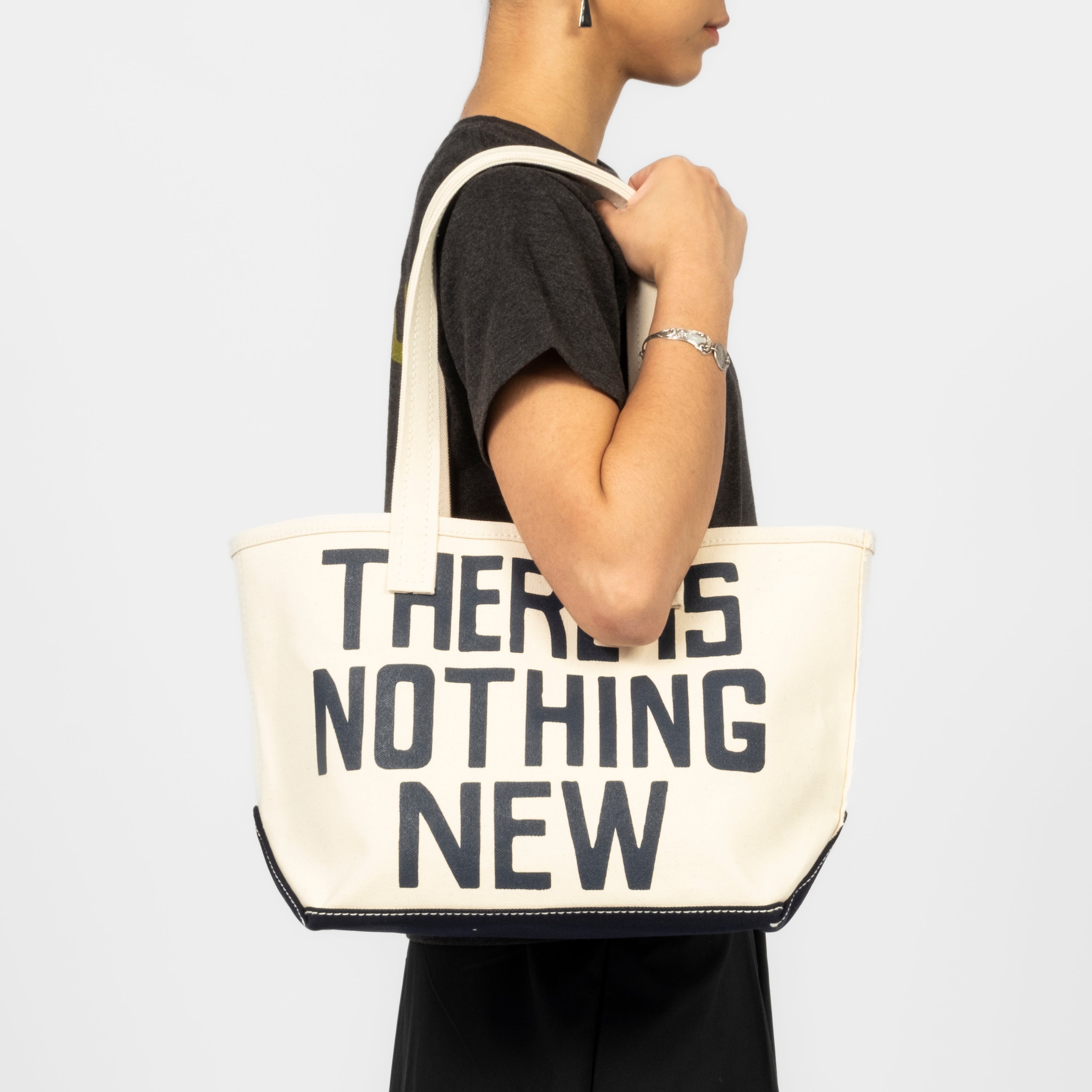 [COLLECT PIECES] TINN SOUVENIR TOTEBAG _ NAVY/NATURAL