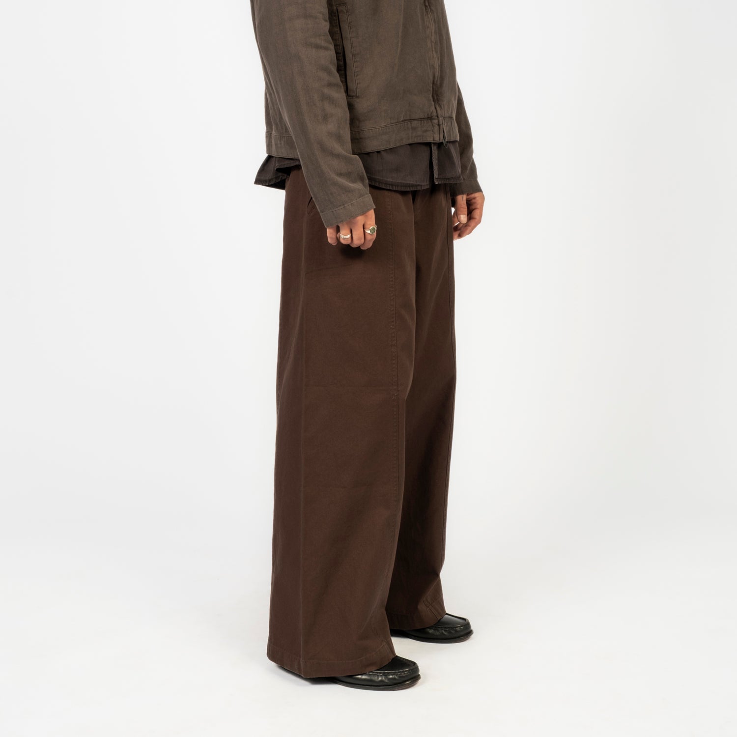 [HATCHINGROOM] SLUMP TROUSERS _ DARK BROWN