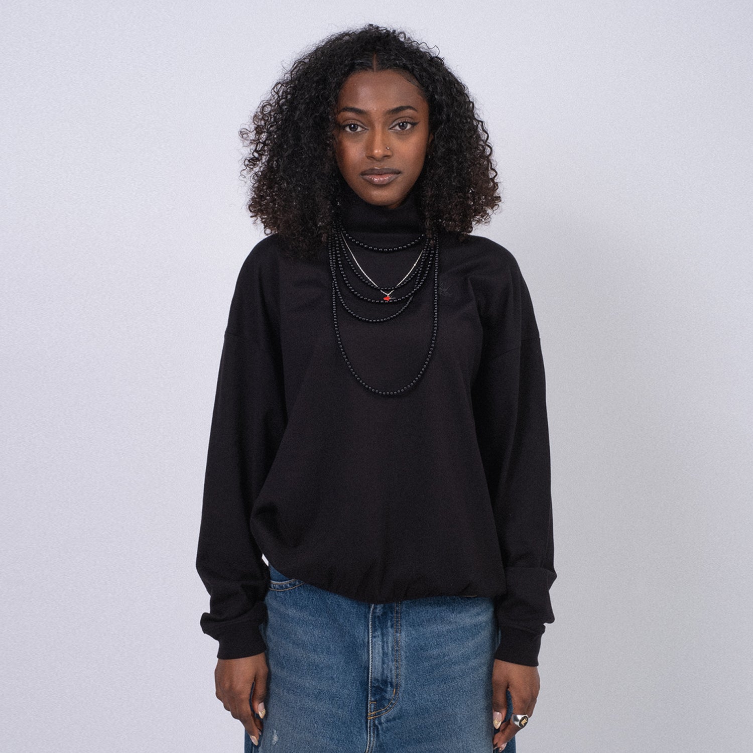 [RHODOLIRION] PS1085 SWALLOW EMB. TURTLE NECK TEE _ B-BLACK